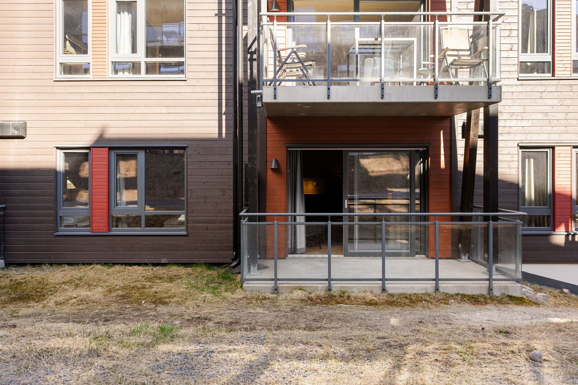 Balkongen på 8 m² er overbygget og har rekkverk i glass og metall.. Bilde nummer 2 av 3