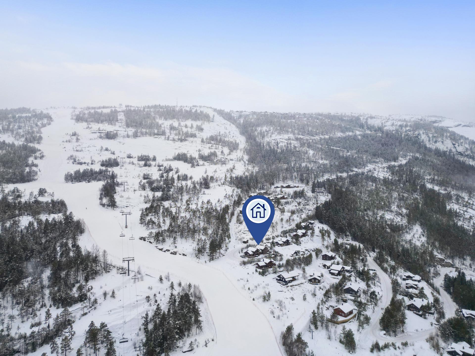 Hytta ligger meget attraktivt til, tett inntil alpinbakkene og med områdets fasiliteter i umiddelbar nærhet. . Bilde nummer 3 av 3