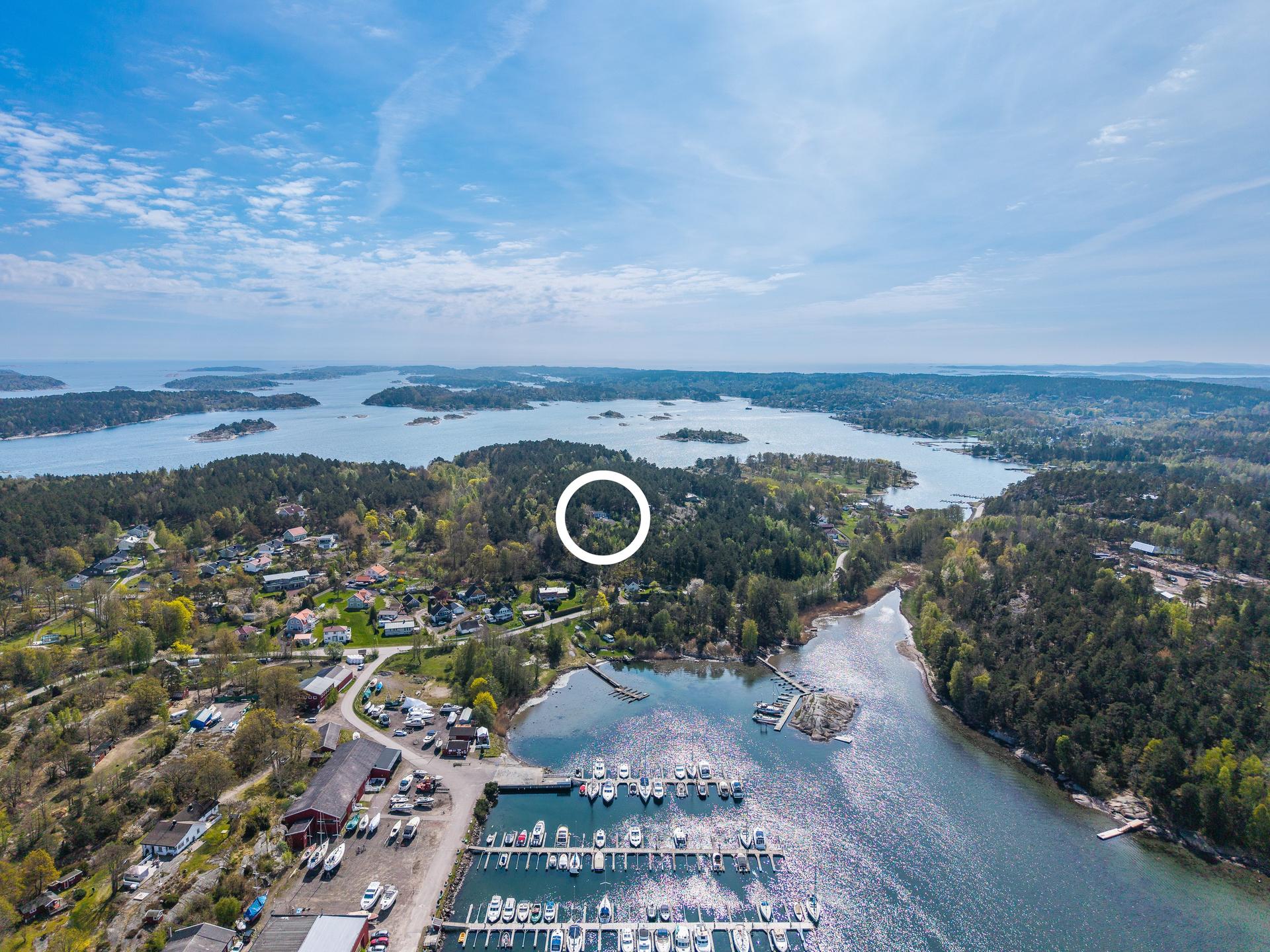 Eiendommen ligger høyt og fritt på Mågerø, med flott utsikt over skjærgården. Eiendommen har tinglyst rett til bryggeplass og båtopplag.. Bilde nummer 2 av 3