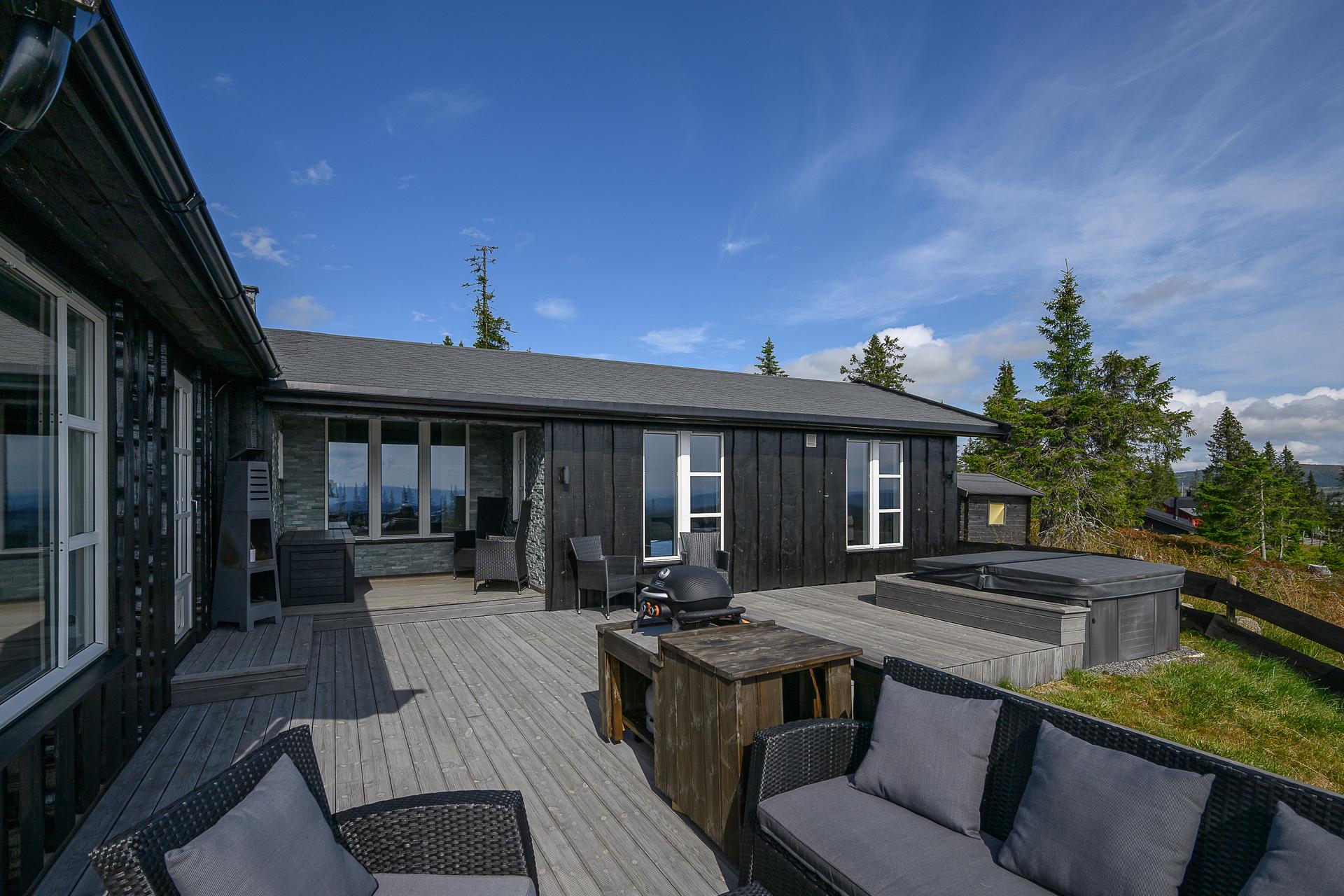 Stor markterrasse på 43 m² med jacuzzi og direkte utgang fra stuen.. Bilde nummer 3 av 3