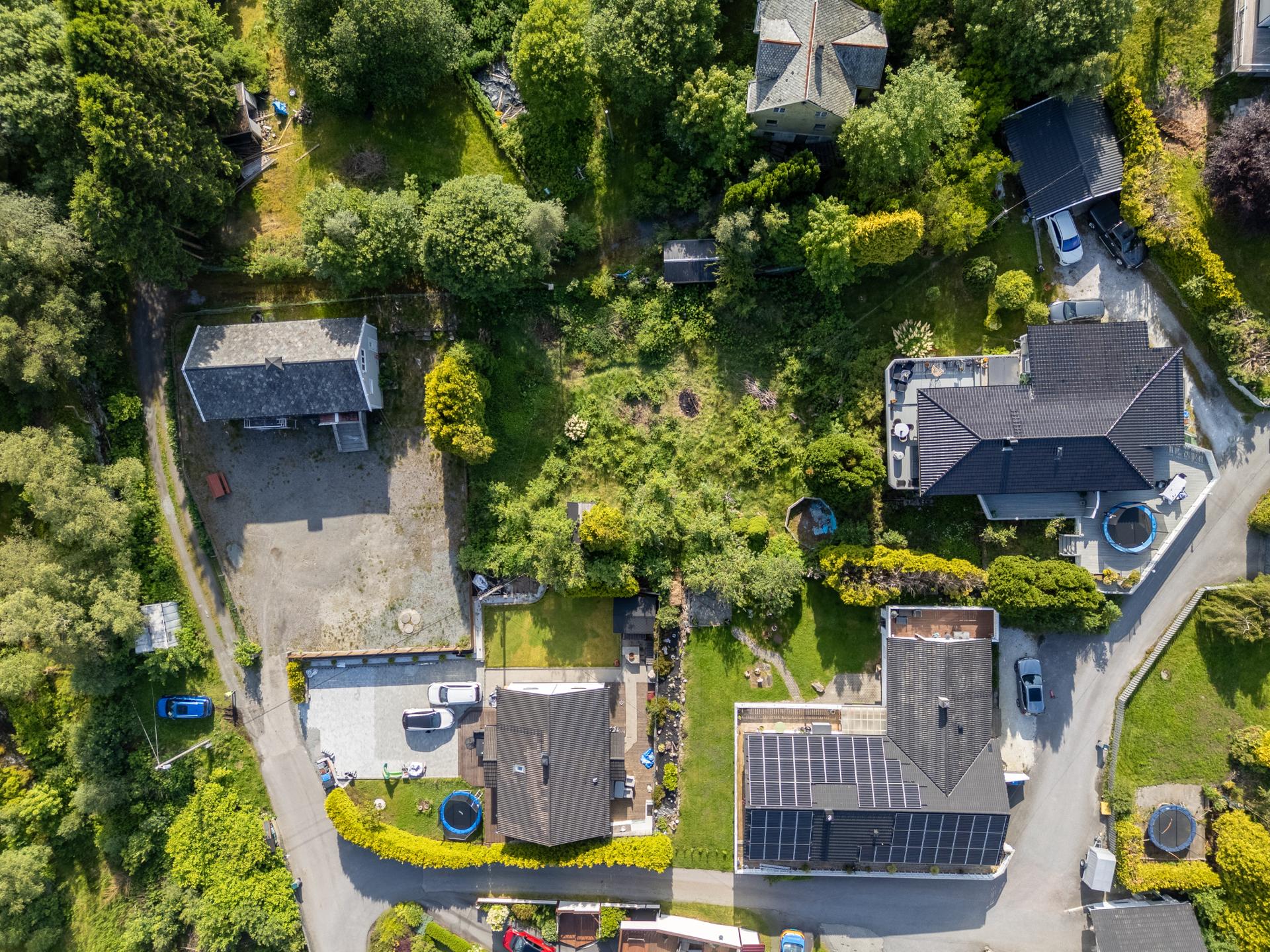 Tomten strekker seg til litt over 800 m². . Bilde nummer 3 av 3