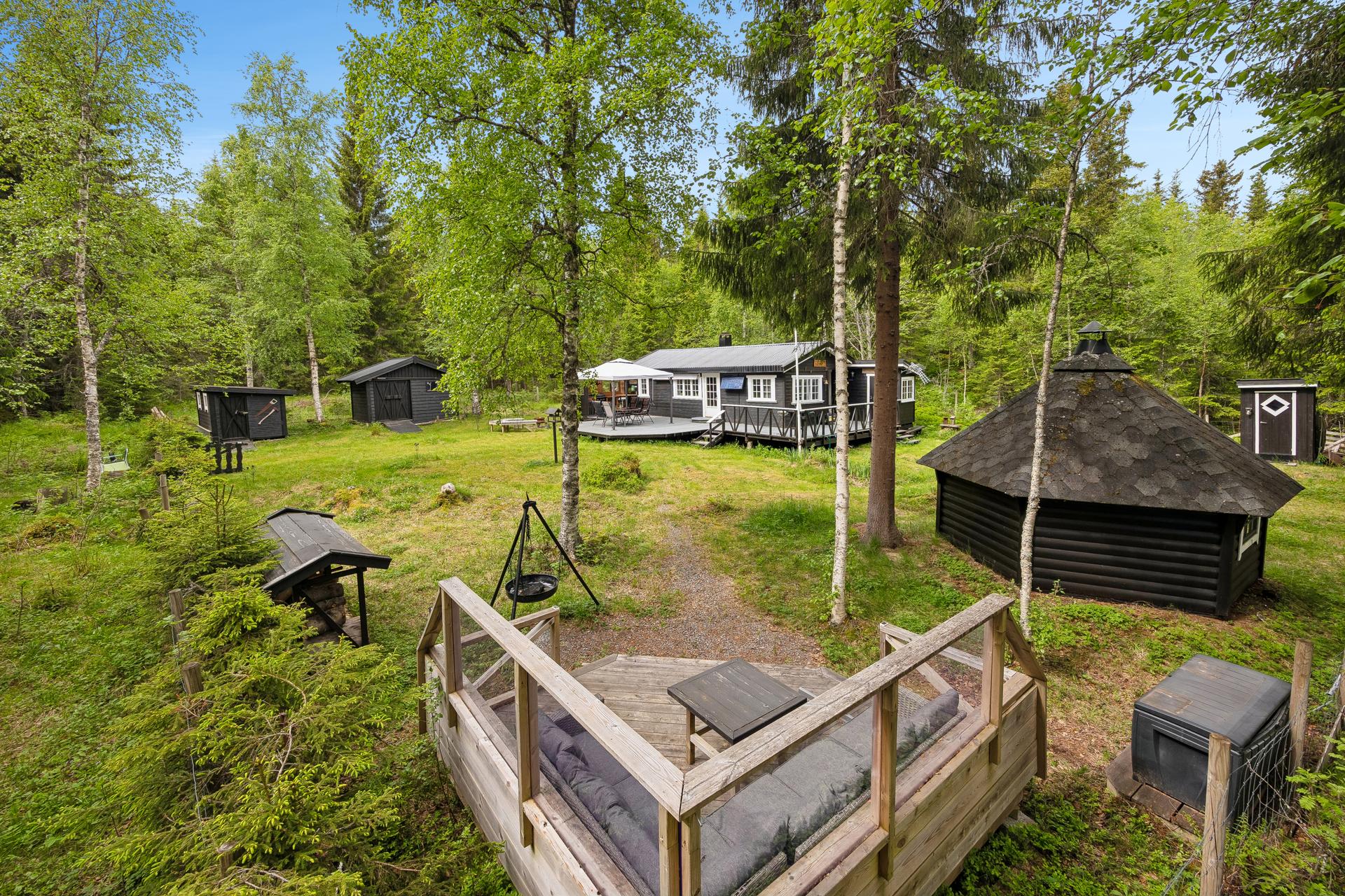 En koselig og sjarmerende hytte omgitt av et pent opparbeidet og velholdt uteområde.. Bilde nummer 2 av 3
