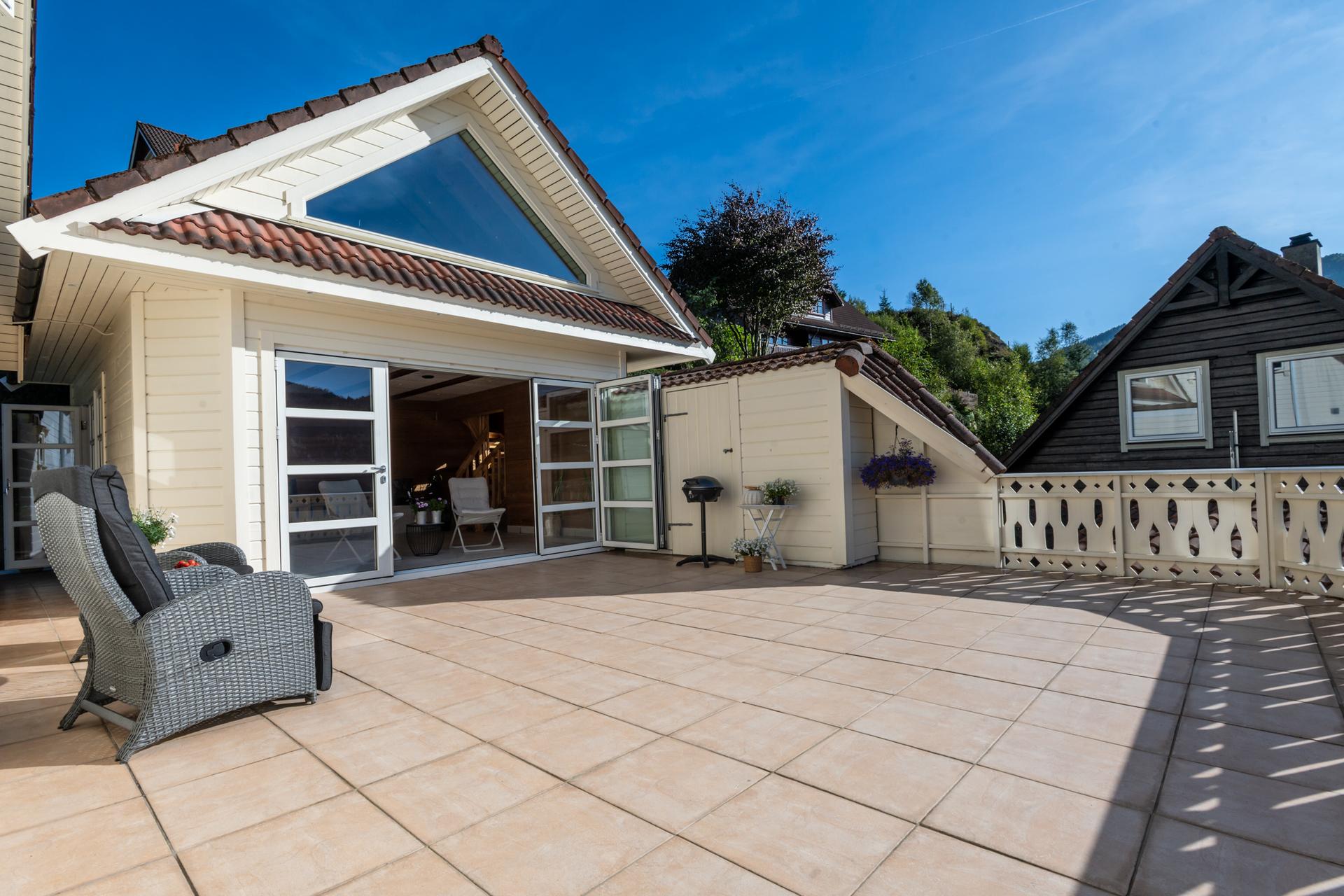 Eigedomen er svært fint opparbeida. Her er det stor sørvestvendt terrasse og ei svært triveleg hagestove i bakkant.. Bilde nummer 2 av 3