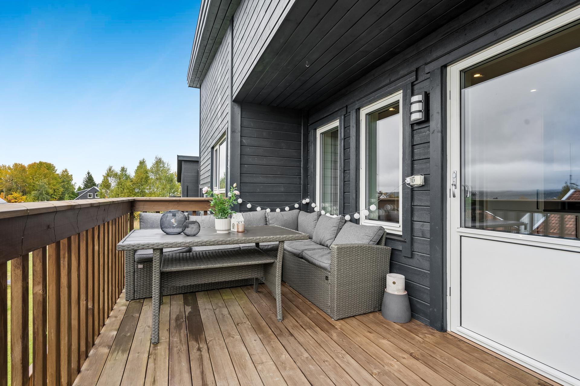 Fra kjøkkenet er det direkte utgang til vestvendt terrasse med god plass til sittegruppe.. Bilde nummer 3 av 3