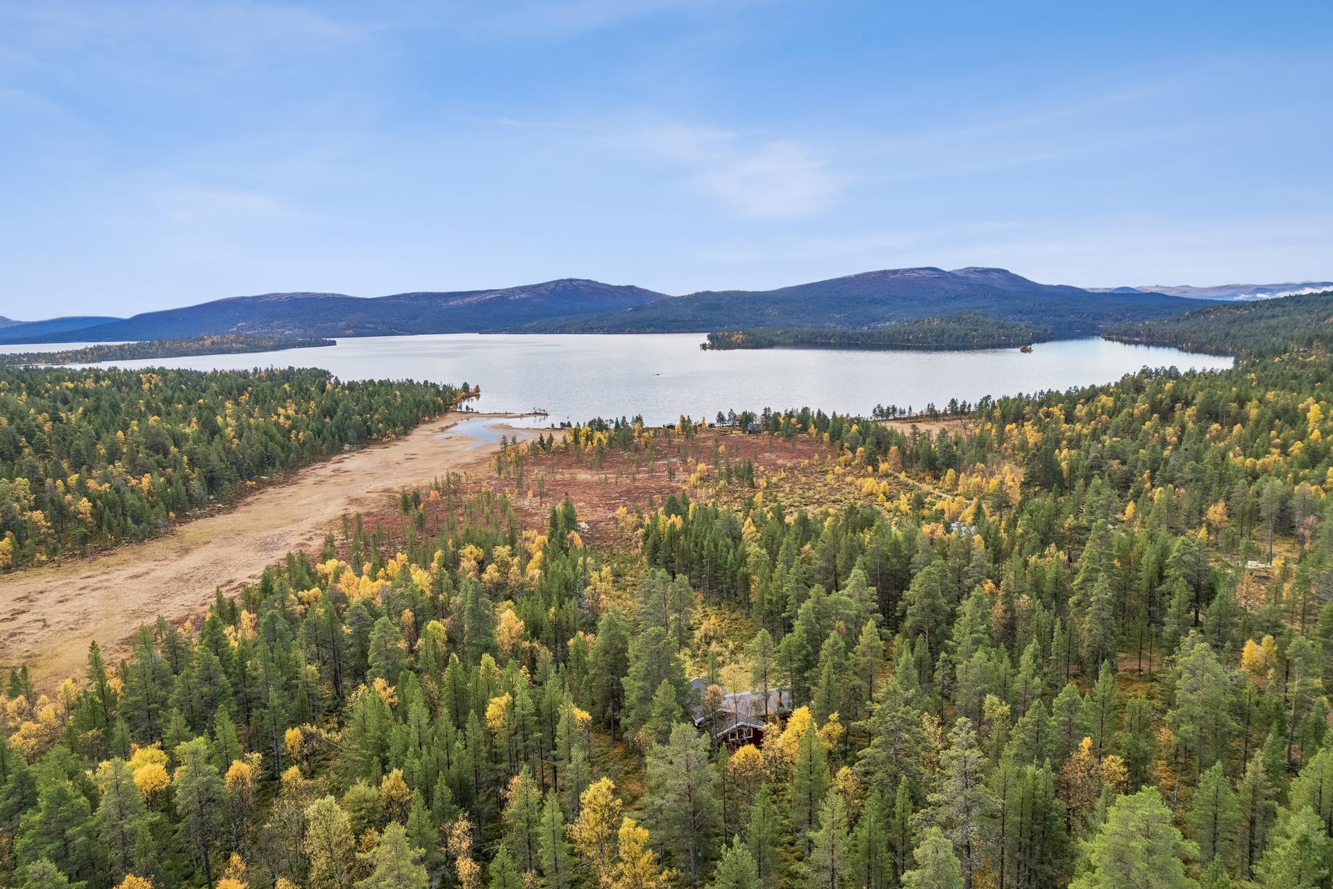Eiendommen ligger i et rolig hytteområde ca. 720 meter over havet, nær Savalsjøen.. Bilde nummer 2 av 3