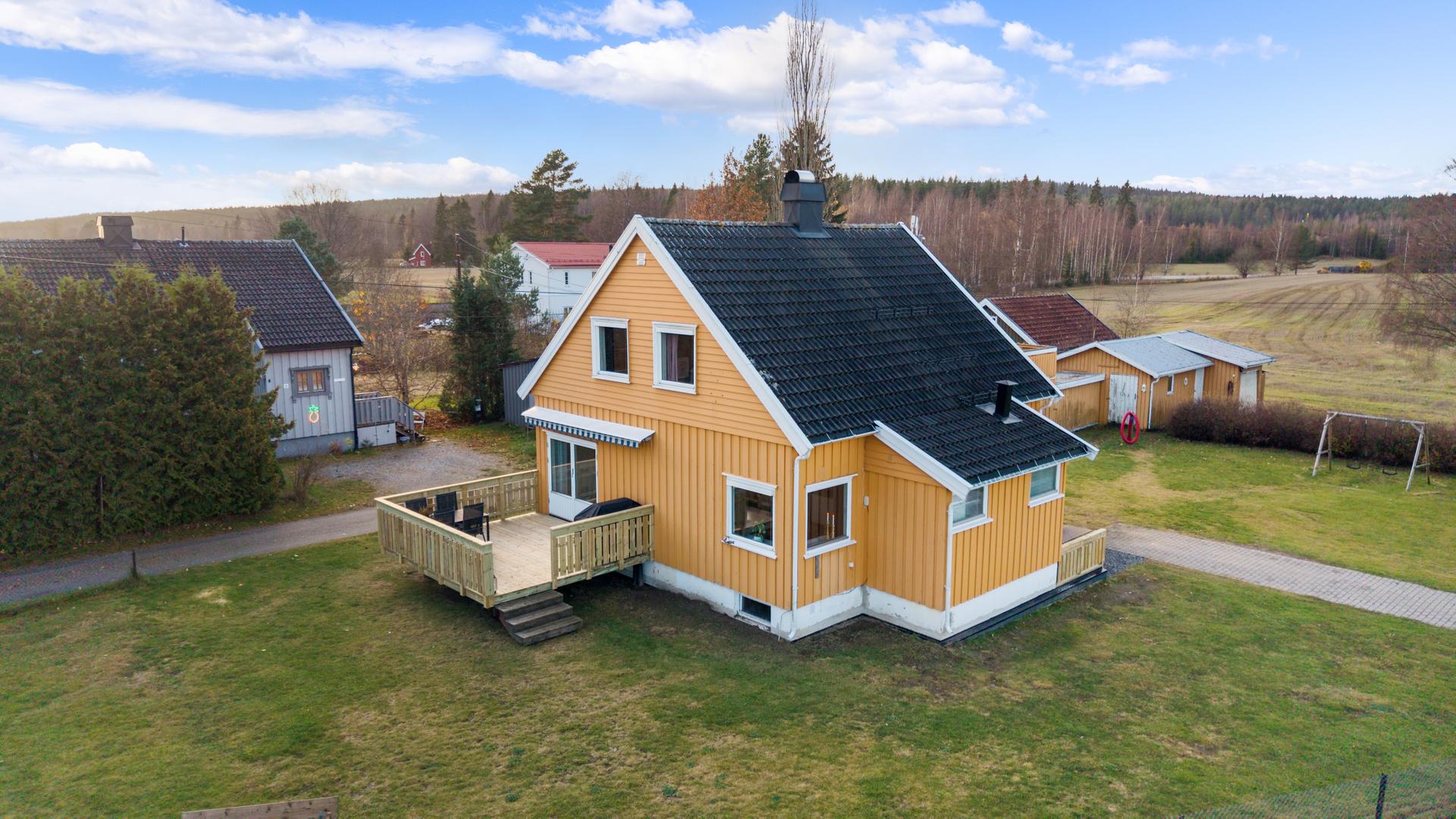 Innholdsrik enebolig over tre plan beliggende i landlige omgivelser på Eidsvoll Verk.. Bilde nummer 2 av 3