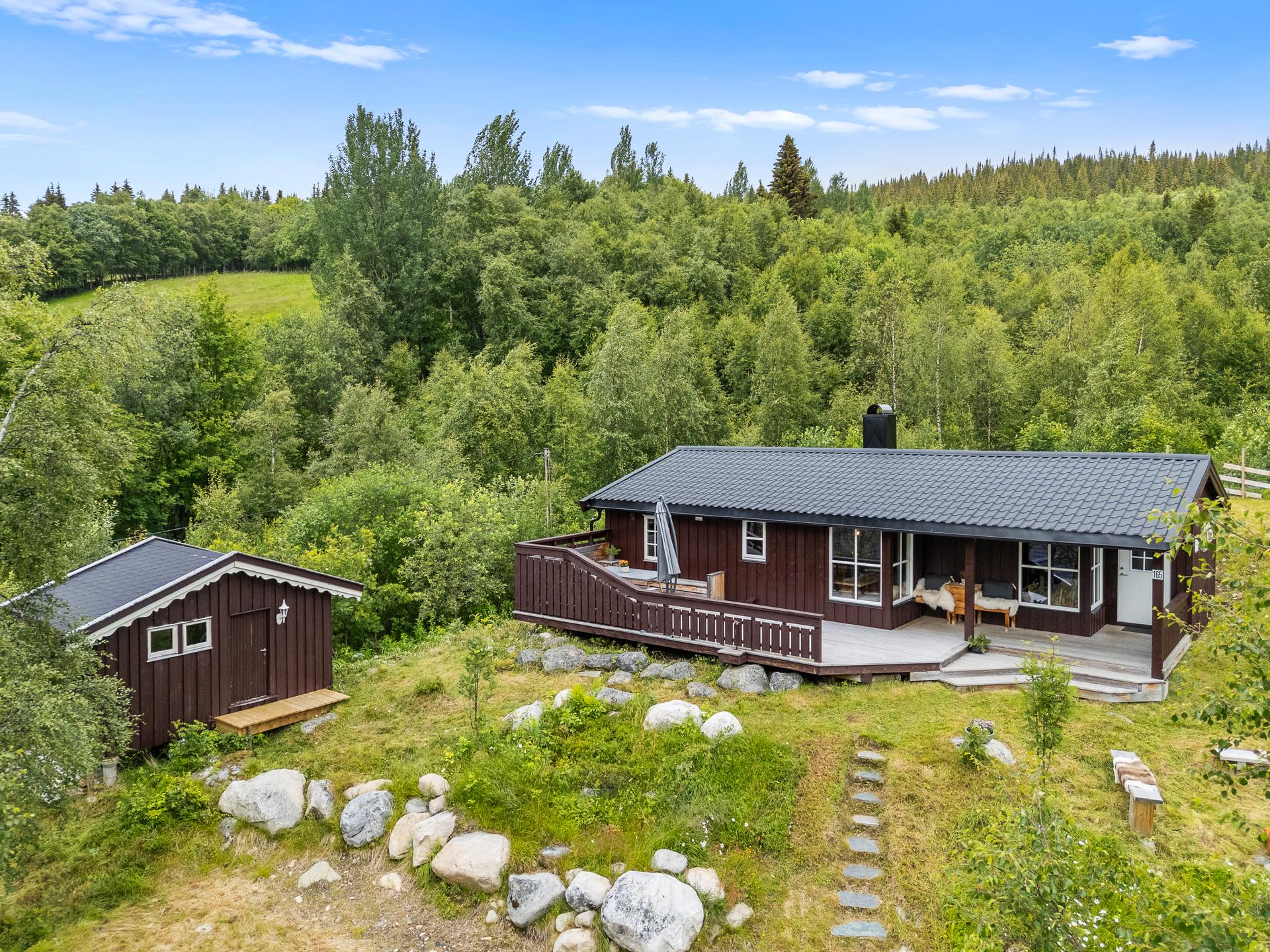 Velkommen til Bakkavegen 165, presentert av Linda Merete Svee ved EiendomsMegler1! (Foto: Interiørfoto, Haukdal). Bilde nummer 1 av 3