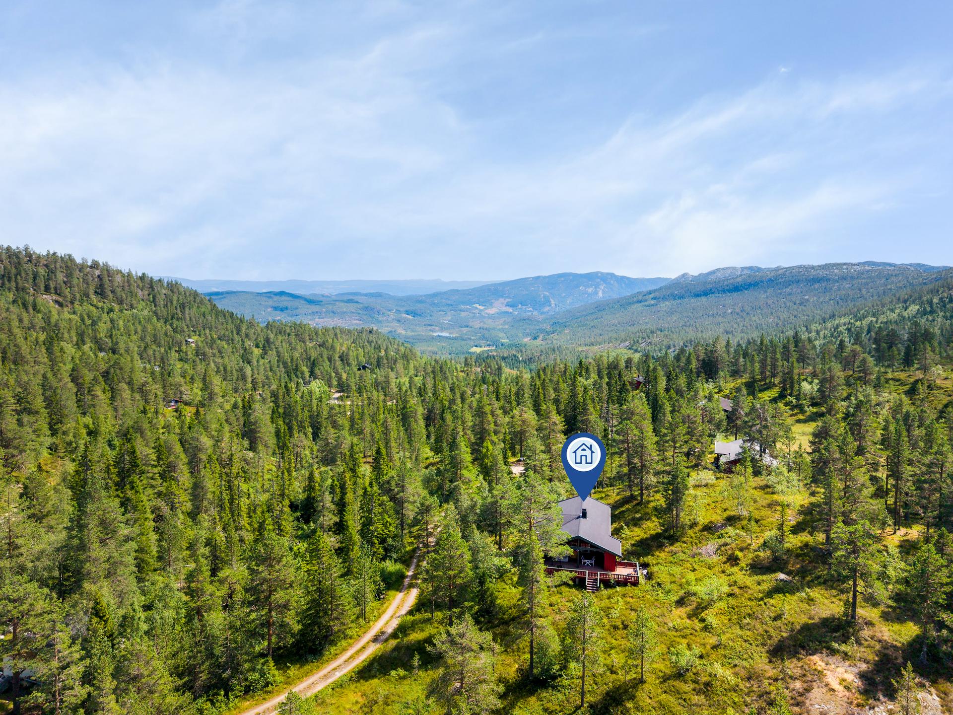 Fritidseiendommen ligger usjenert og fint til, i naturskjønne omgivelser. . Bilde nummer 2 av 3