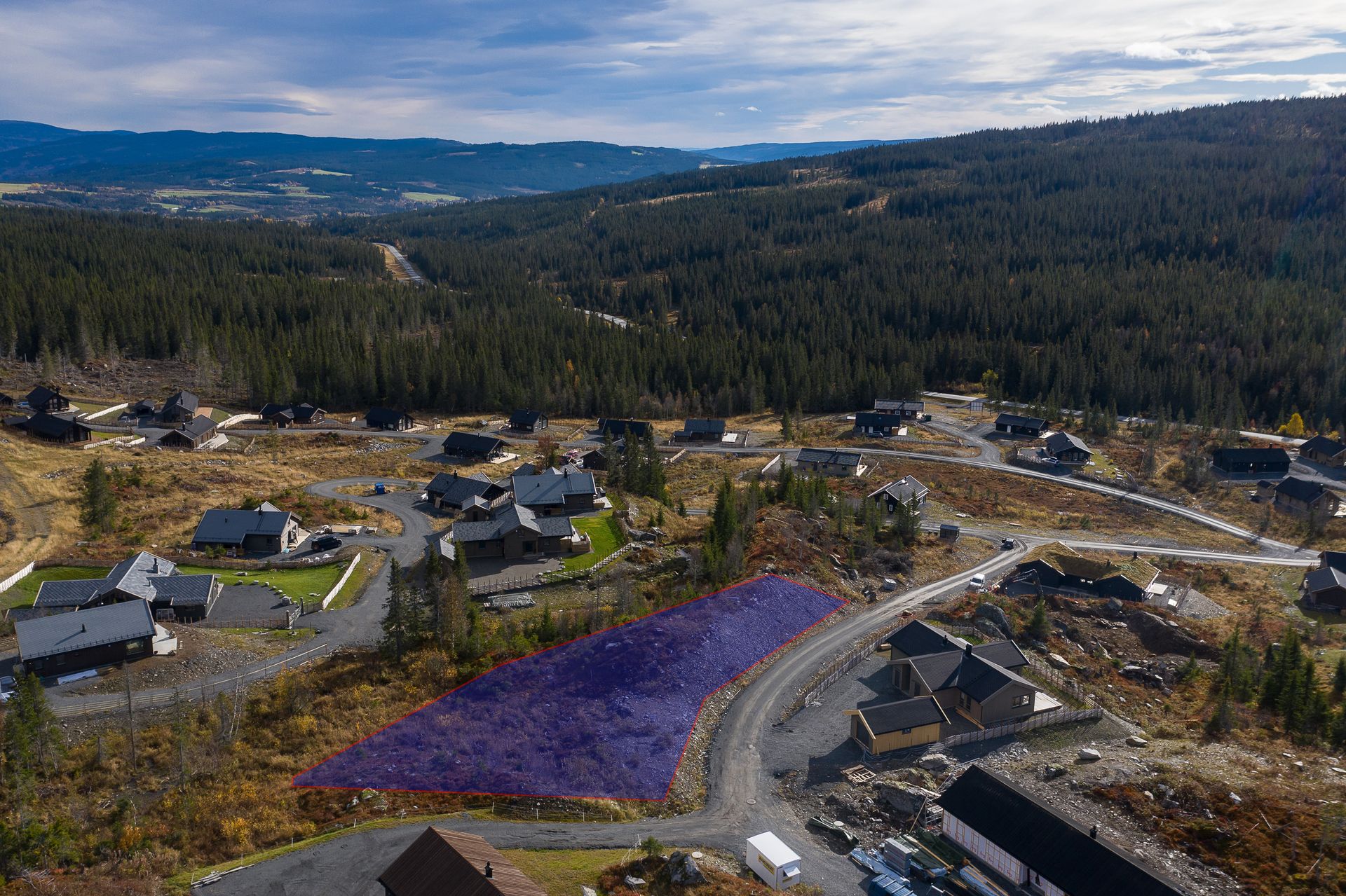 Pen tomt beliggende på en høyde med gode sol- og utsiktsforhold. Bilde nummer 1 av 3