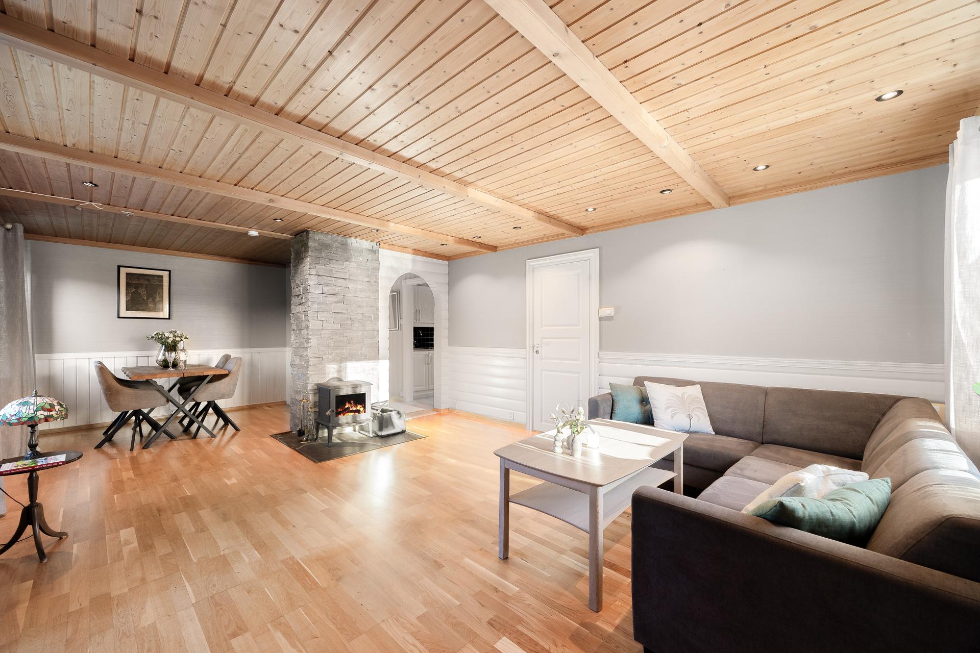 Pen 3-roms andelsleilighet | Veranda på ca. 10 m² | Varmepumpe fra 2024 og ildsted. Bilde nummer 2 av 3
