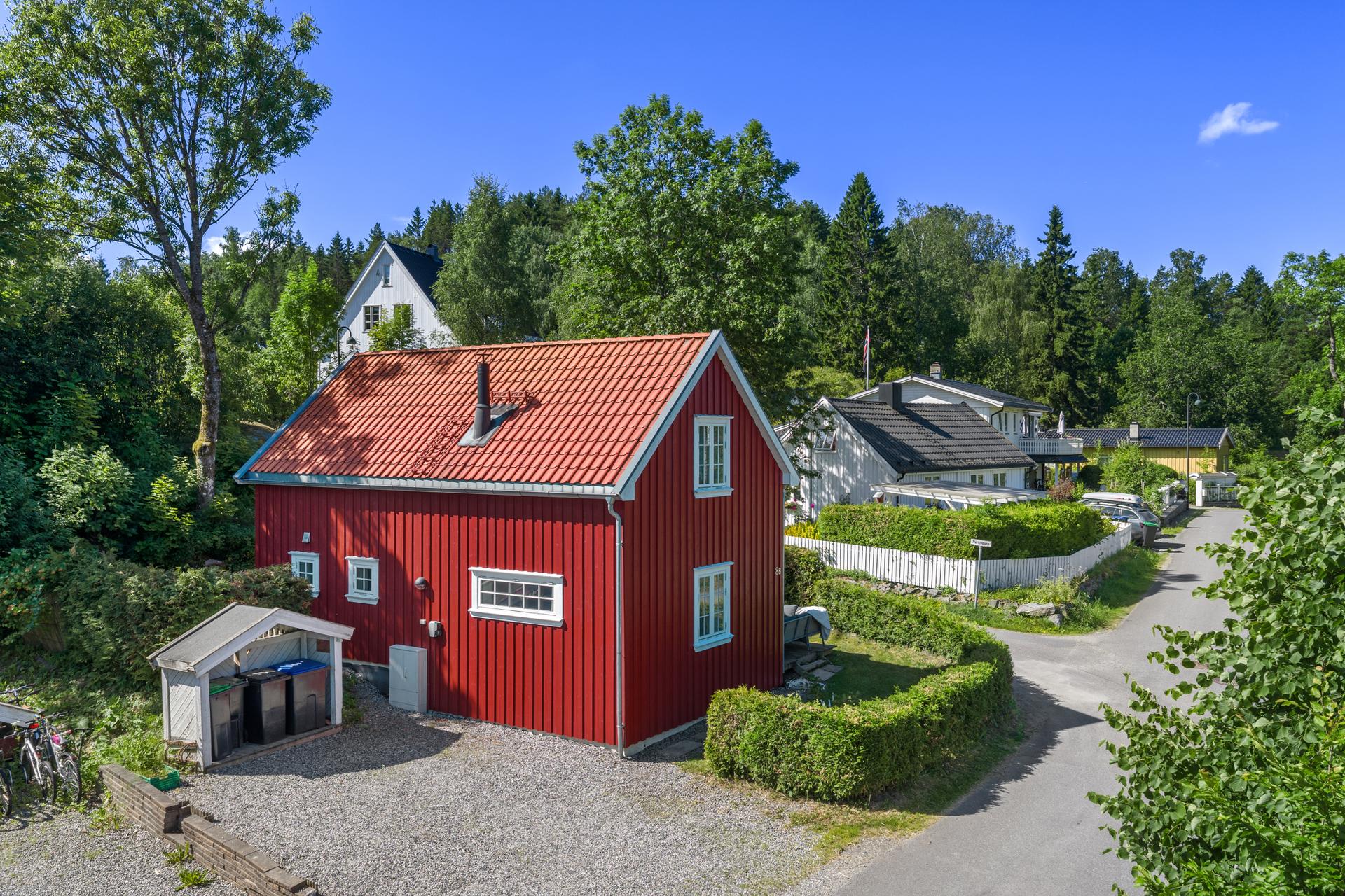 Eiendommen har en gruset gårdsplass med parkering.. Bilde nummer 2 av 3