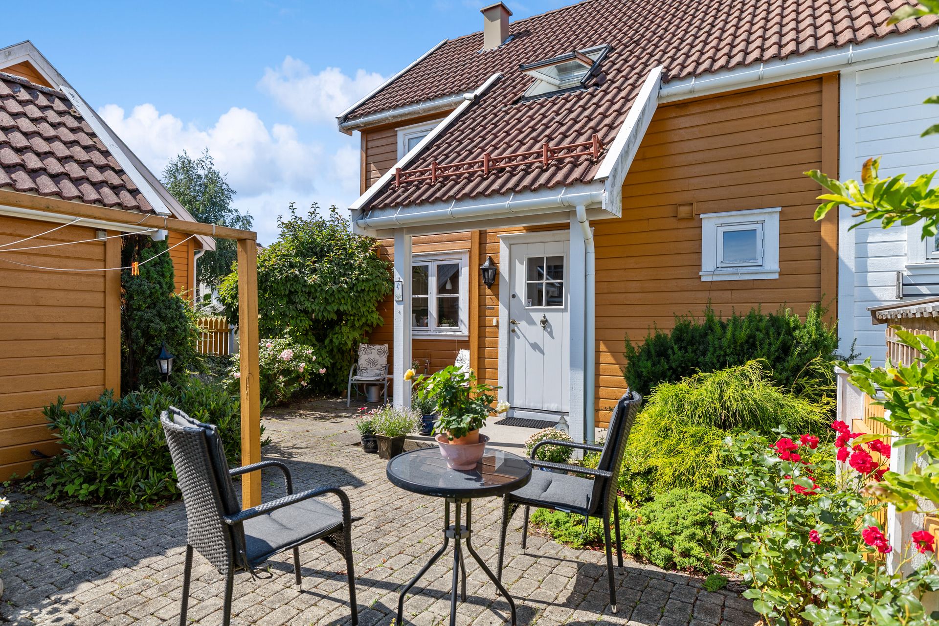 Velkommen til Asnespynten 4a. Eiendommen har et gjennomført og innbydende uteområde – en privat hageoase med blomsterprakt og lun atmosfære.. Bilde nummer 3 av 3
