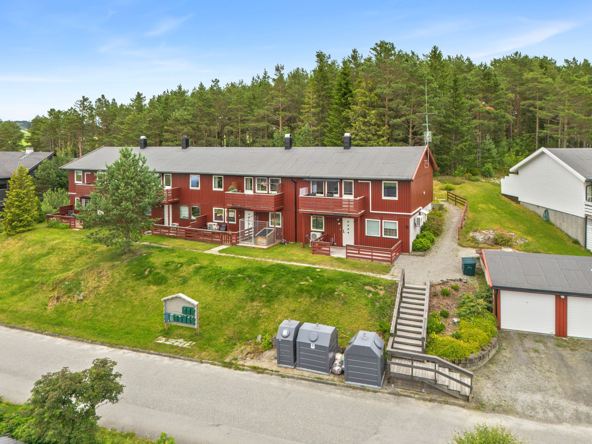 Trivelig toromsleilighet med god standard og hyggelige uteplasser! . Bilde nummer 2 av 3