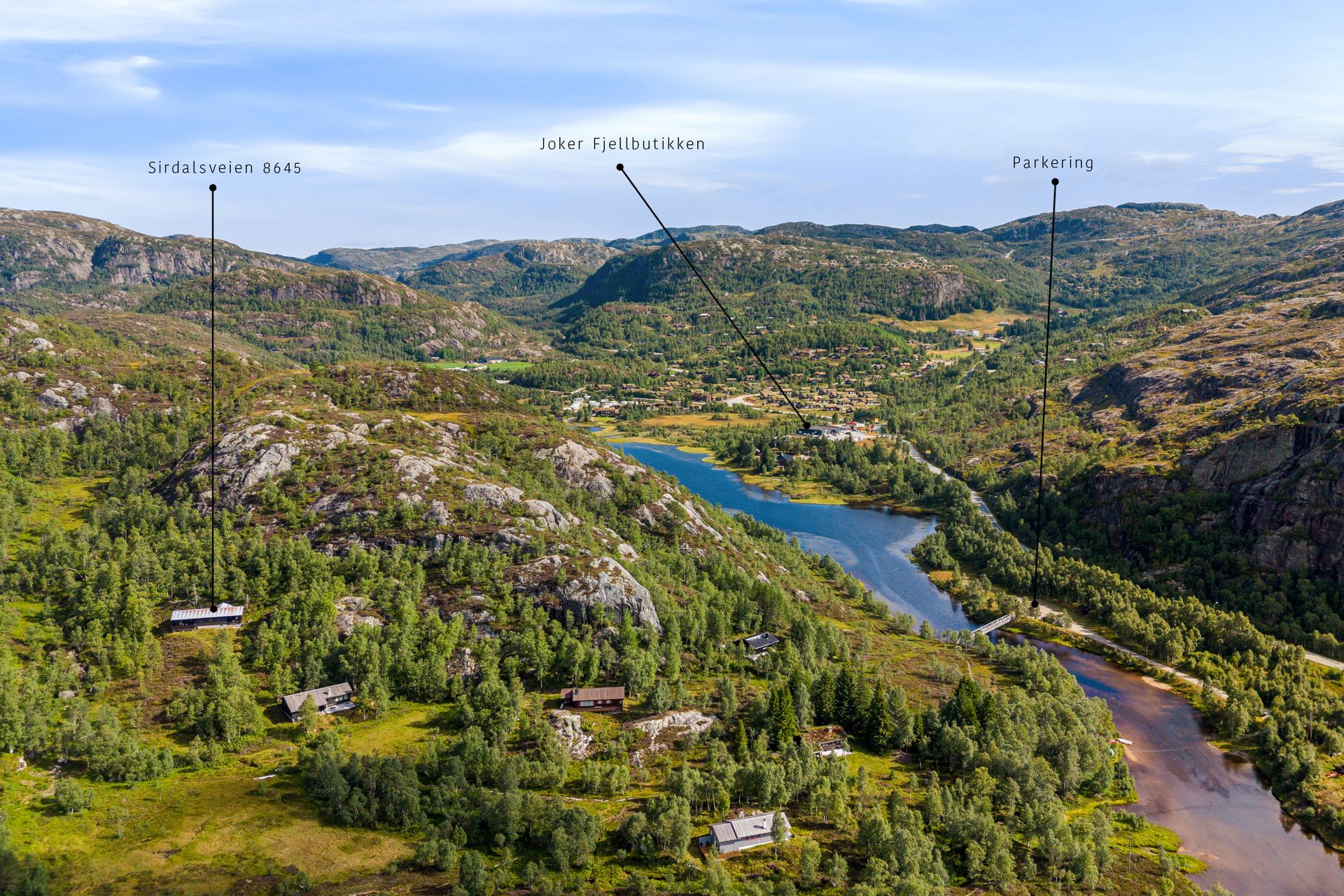 Hele dagen m/sol på terrassen til ca kl 20 på sommeren. Beliggenheten er unik m/utsikt over dalen, en spesiell ro med sildring fra bekken, og svært privat plassering i hyttefeltet. 300m fra parkering/5 min.. Bilde nummer 3 av 3