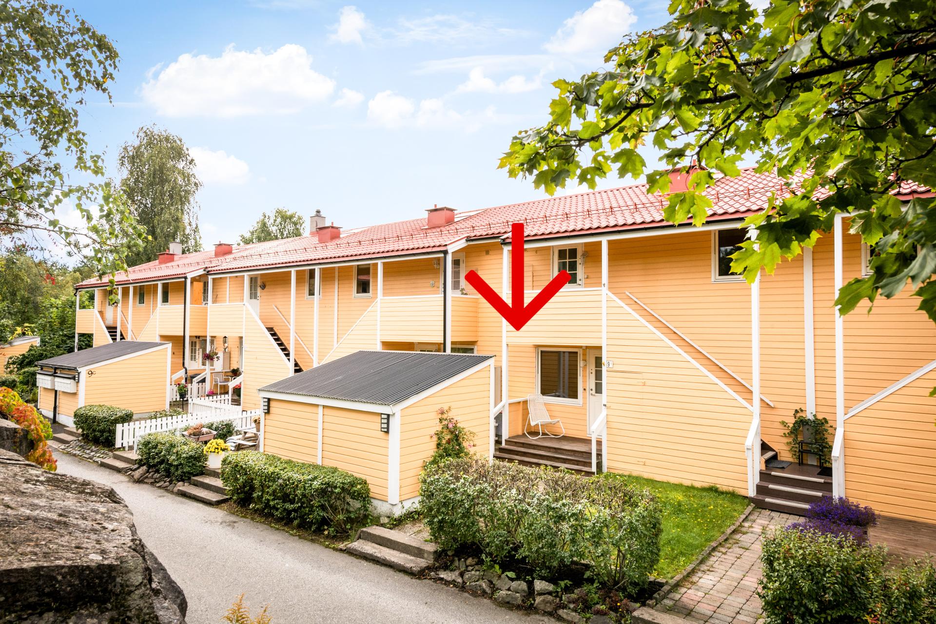 Velkommen til Ravnåsveien 9E. En pen rekkehusleilighet på 2 plan, med utebod og overbygd terrasse og plenen til høyre. Foto: Diana Sedysheva Photography.. Bilde nummer 1 av 3