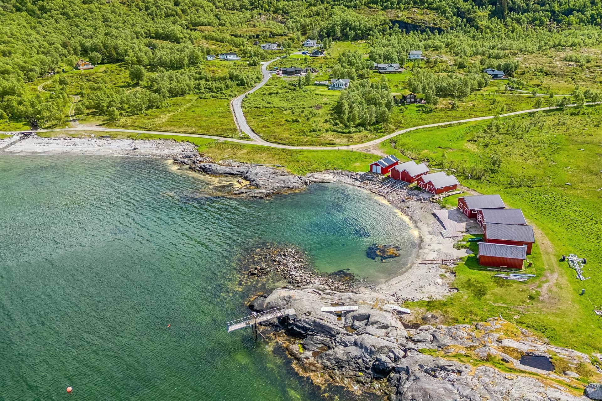 Eiendommen inkluderer en 1/2-part av et naust fra 2010, praktisk plassert nede ved fjorden med båtfeste. Bilde nummer 3 av 3