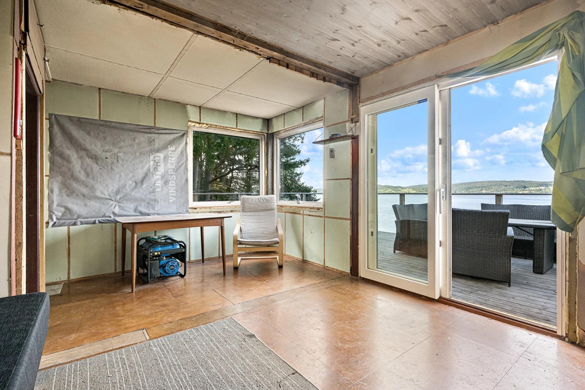 Fra stuen er det utgang til en romslig uteplass via skyvedør fra 2013. Behov for oppgradering. Bilde nummer 3 av 3