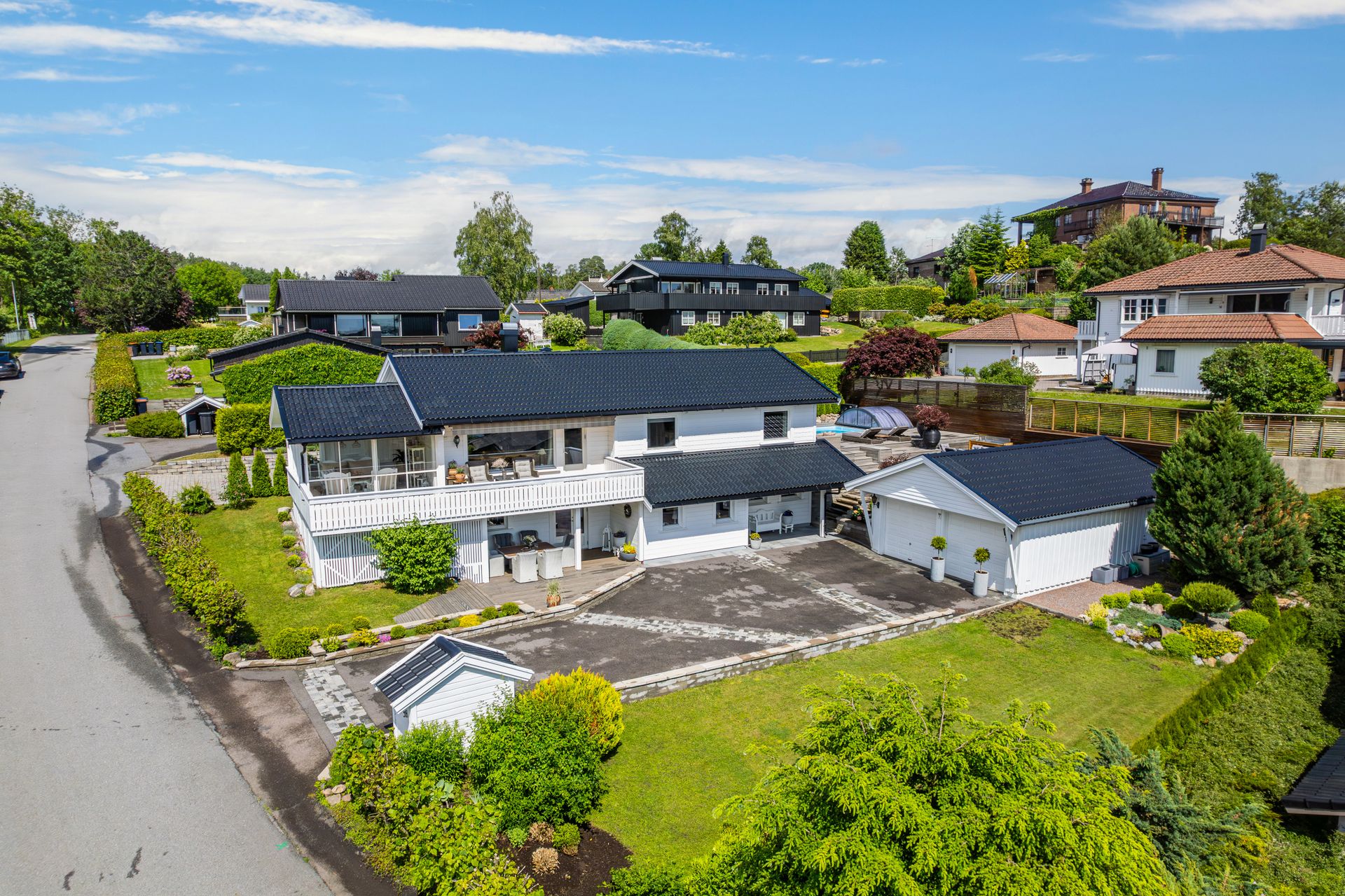 Innholdsrik og påkostet eiendom. Lettstelt eiet tomt. Bilde nummer 2 av 3