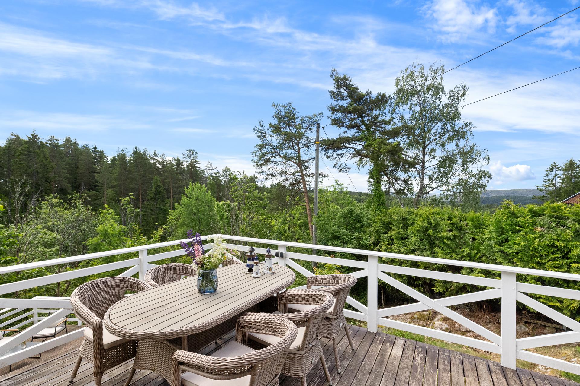 En romslig, sydvestvendt terrasse med åpent utsyn.. Bilde nummer 3 av 3