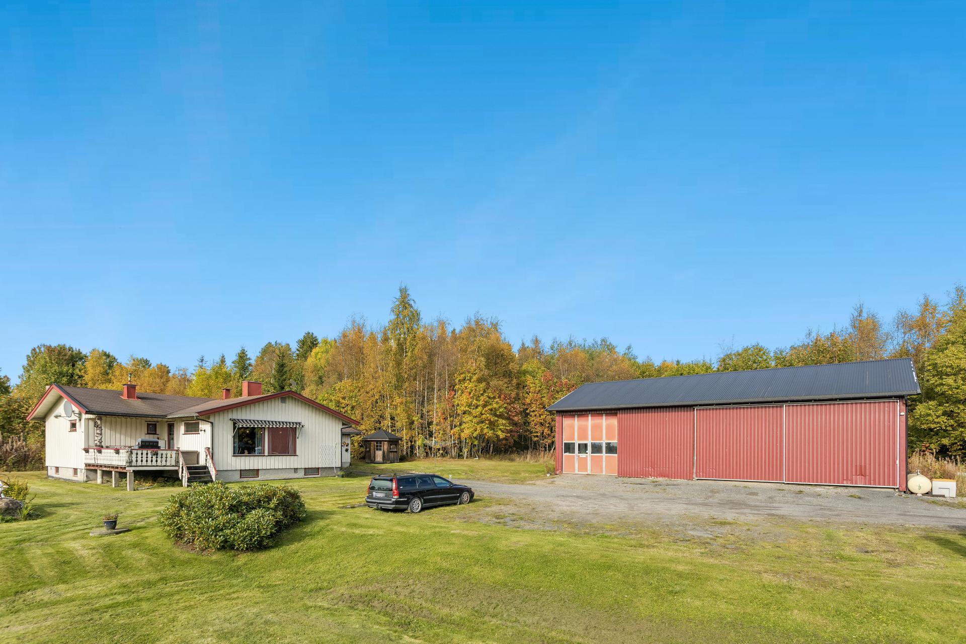 Innholdsrik eiendom bebygd med to frittliggende eneboliger, stort verksted og låve i landlige omgivelser.. Bilde nummer 2 av 3