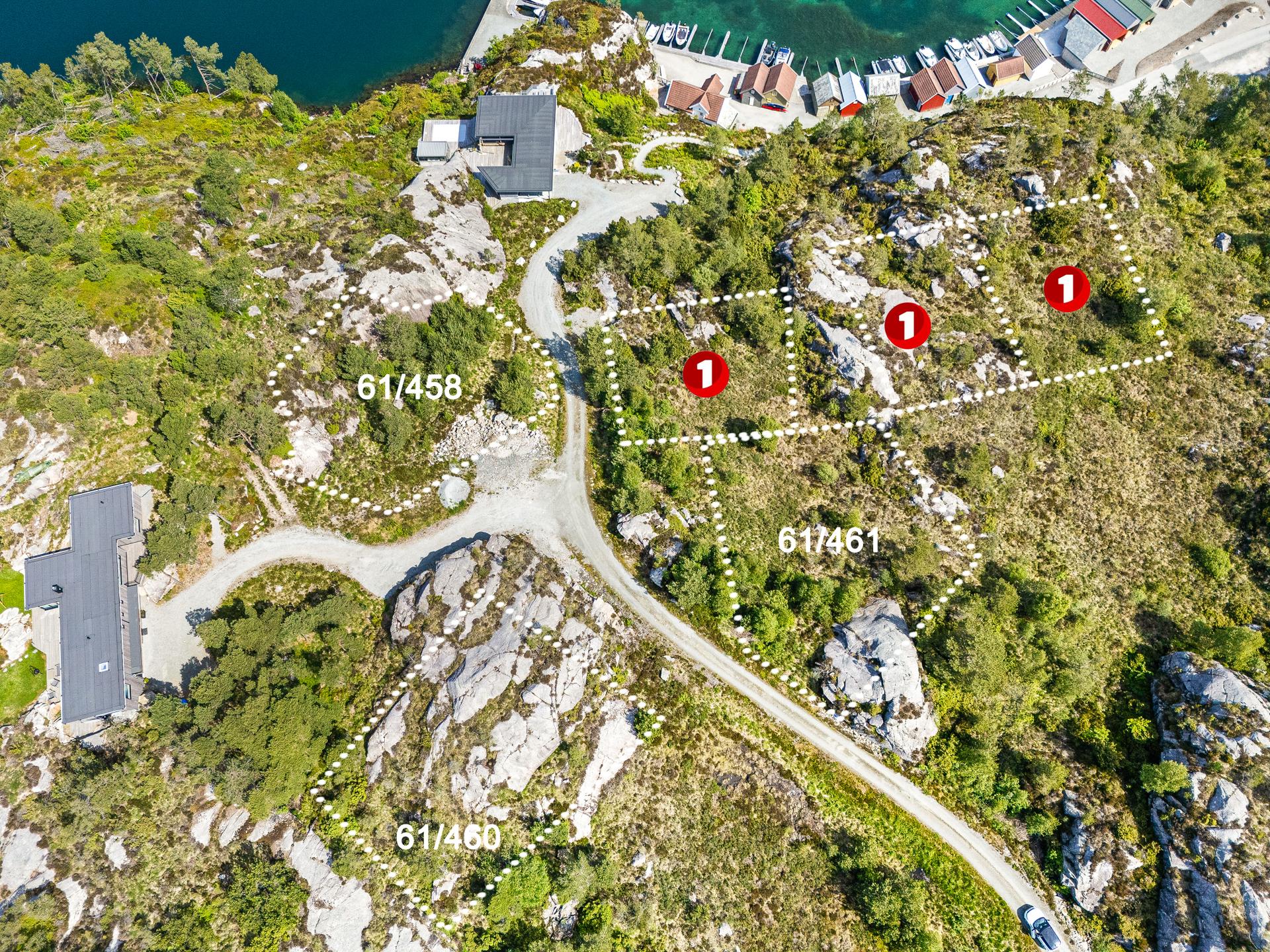 3 stk. IKKE fradelte tomter (merket rødt) med utsikt ned til Port Steingard + 3 stk. fradelte tomter angitt med bnr.. Bilde nummer 2 av 3