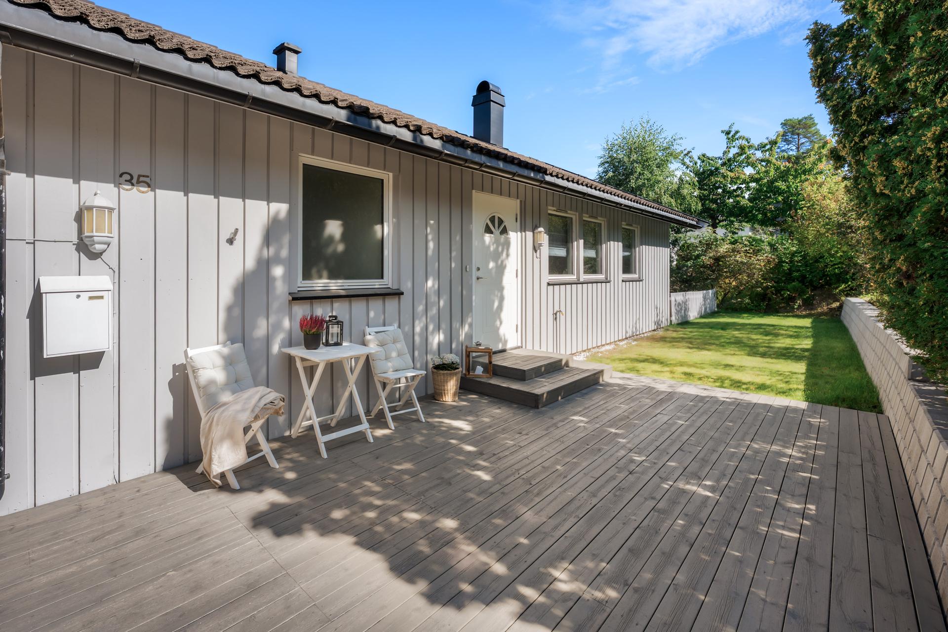 En hyggelig uteplass ved inngangen, perfekt for morgenkaffen.. Bilde nummer 3 av 3