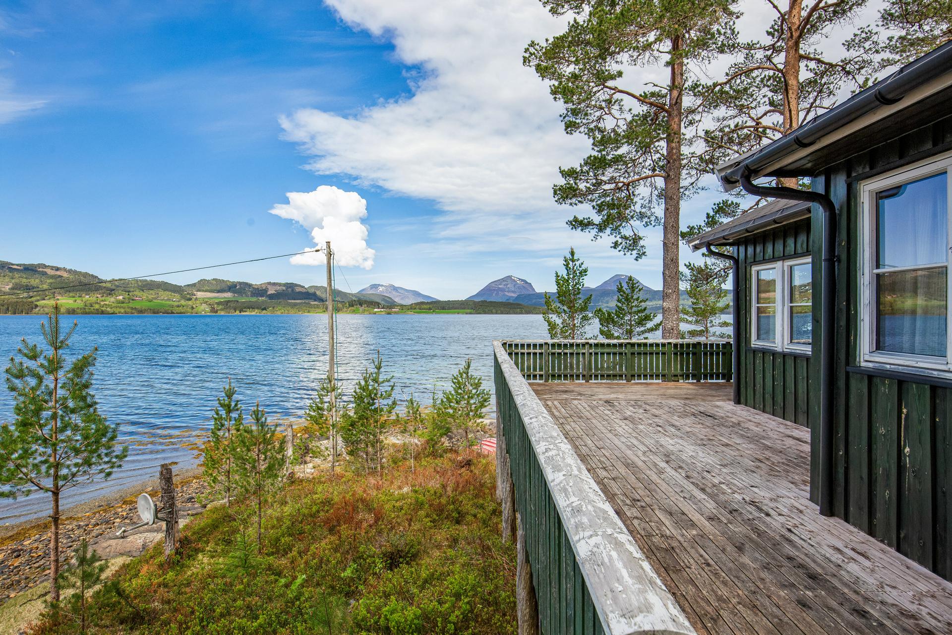 Hytta ligger helt ved sjøkanten - panoramautsikt ! . Bilde nummer 3 av 3