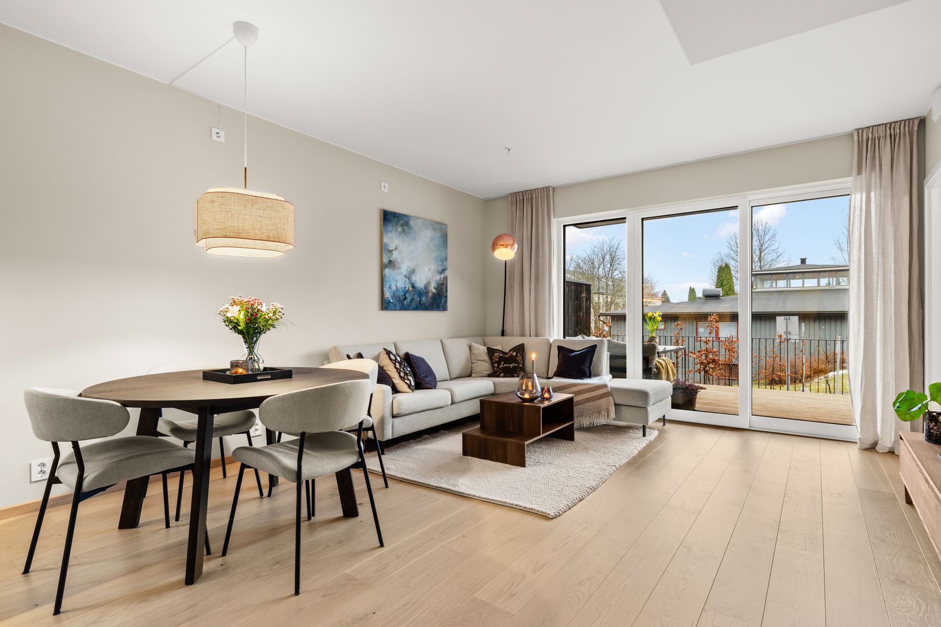 Her får du god plass til å innrede med en stor sofagruppe med tilhørende bord, samt spisebord og diverse skap- og hylleløsninger.. Bilde nummer 2 av 3