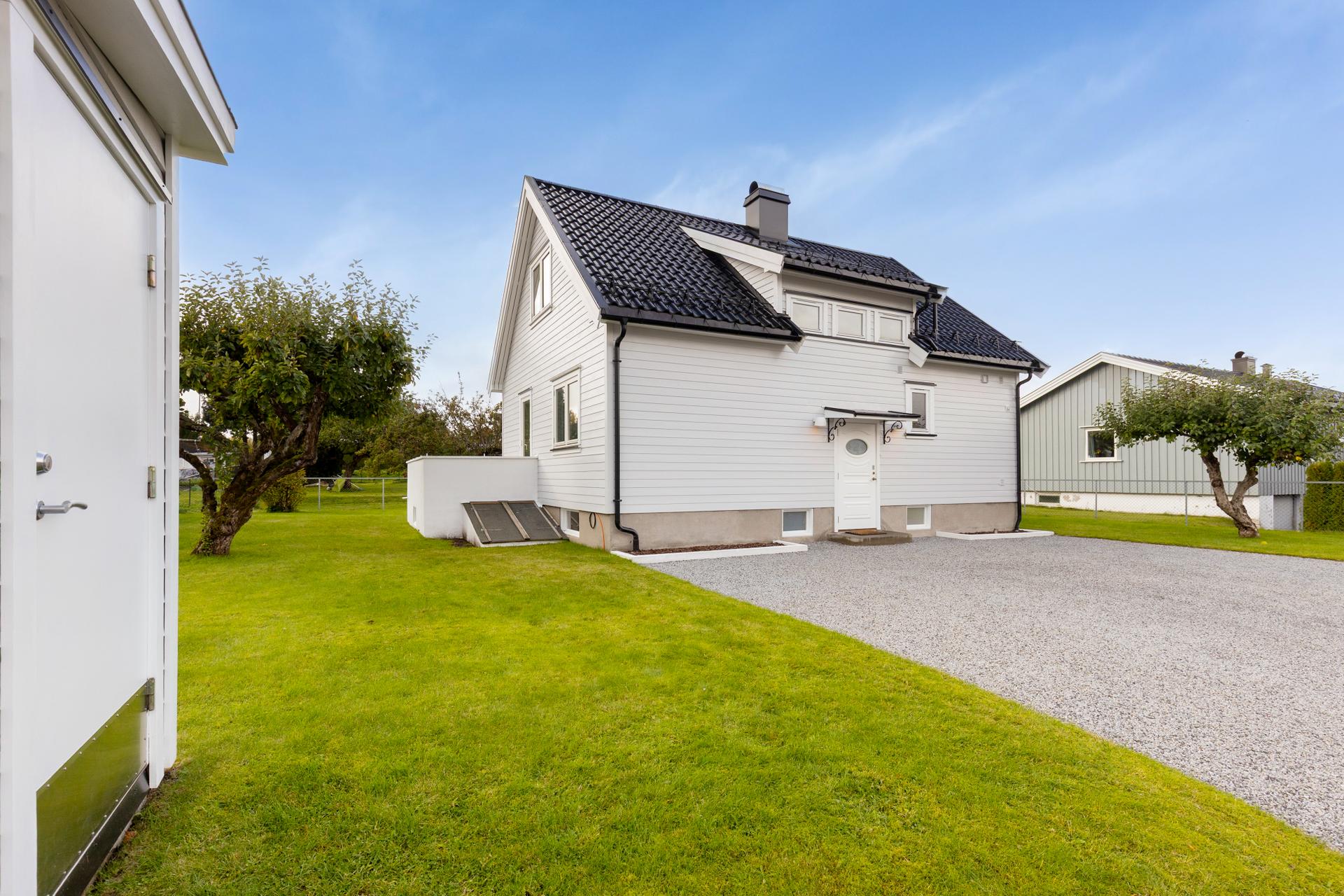 Eiendommen ligger i et etablert og sentralt boligstrøk på Gråtenmoen i Skien med nærhet til barnehager, skoler og idrettsanlegg, samt butikker og fine turområder.. Bilde nummer 3 av 3