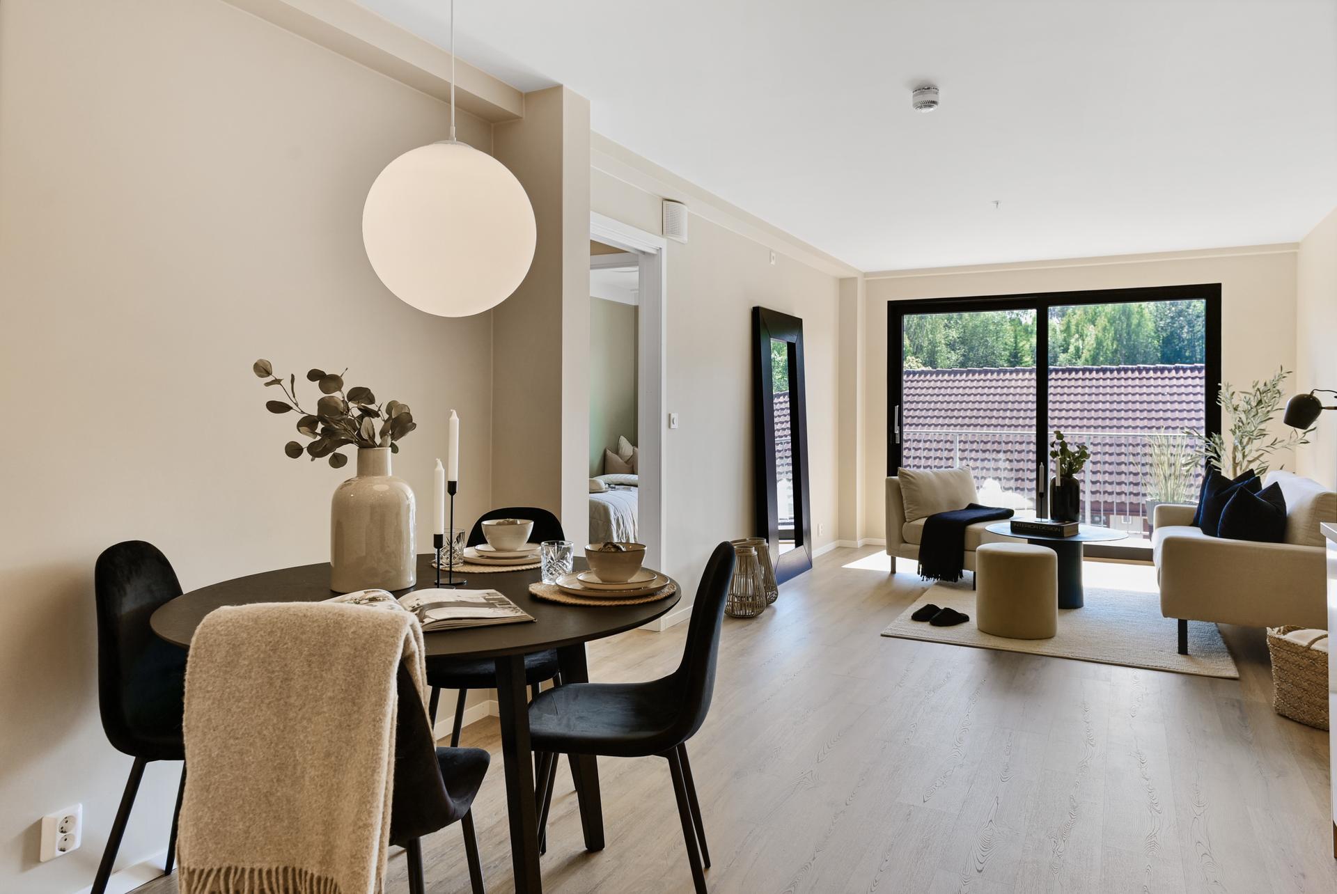I denne leiligheten er det kjøkken og stue i åpen løsning med god plass til spise- og sofagruppe. Foto: Jenserud Foto (Kjell Vidar Martinsen). Bilde nummer 1 av 3