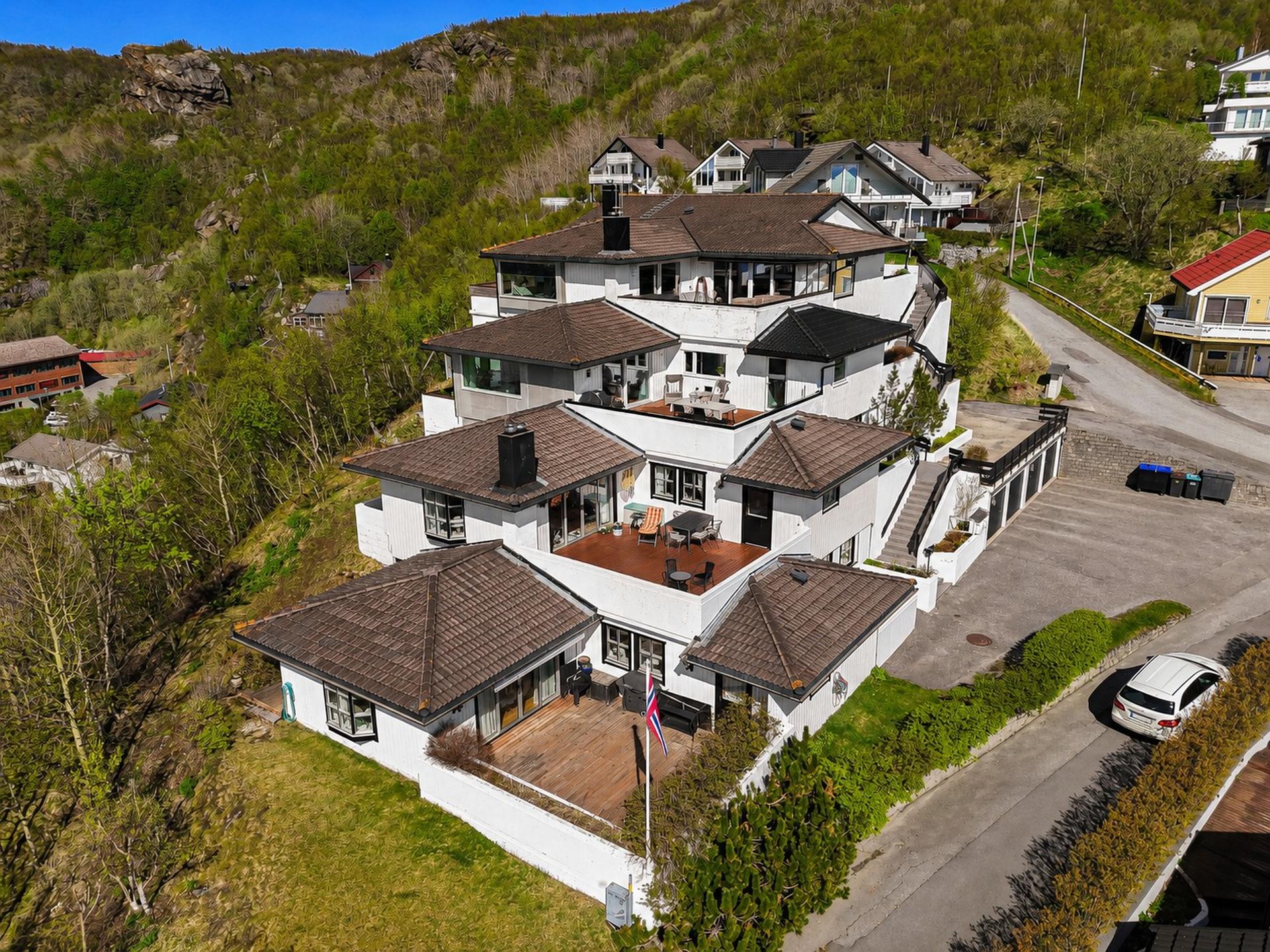 Kjedebolig som er betydelig oppgradert de siste årene, med hele boligarealet praktisk samlet på ett plan.. Bilde nummer 2 av 3