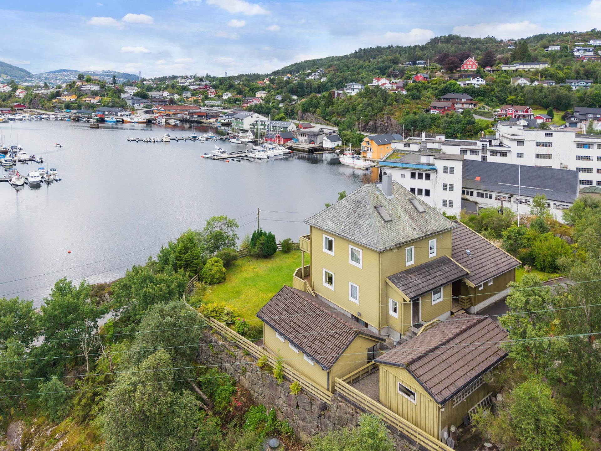 Attraktiv hel tomannsbolig med en høy og fri beliggenhet. . Bilde nummer 2 av 3