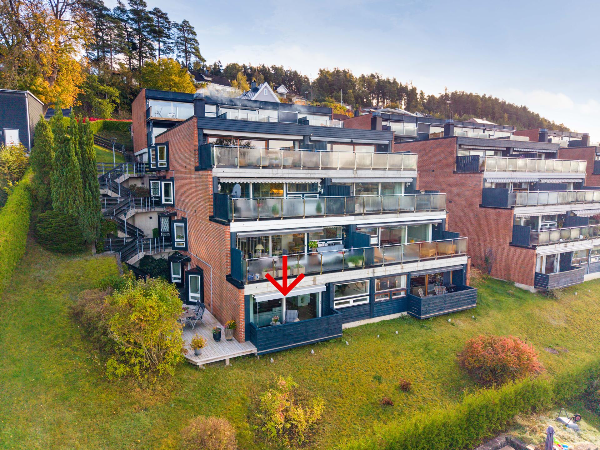 Selveierleiligheten ligger i byggets nederste rekke med koselige uteplasser og fin utsikt. . Bilde nummer 2 av 3