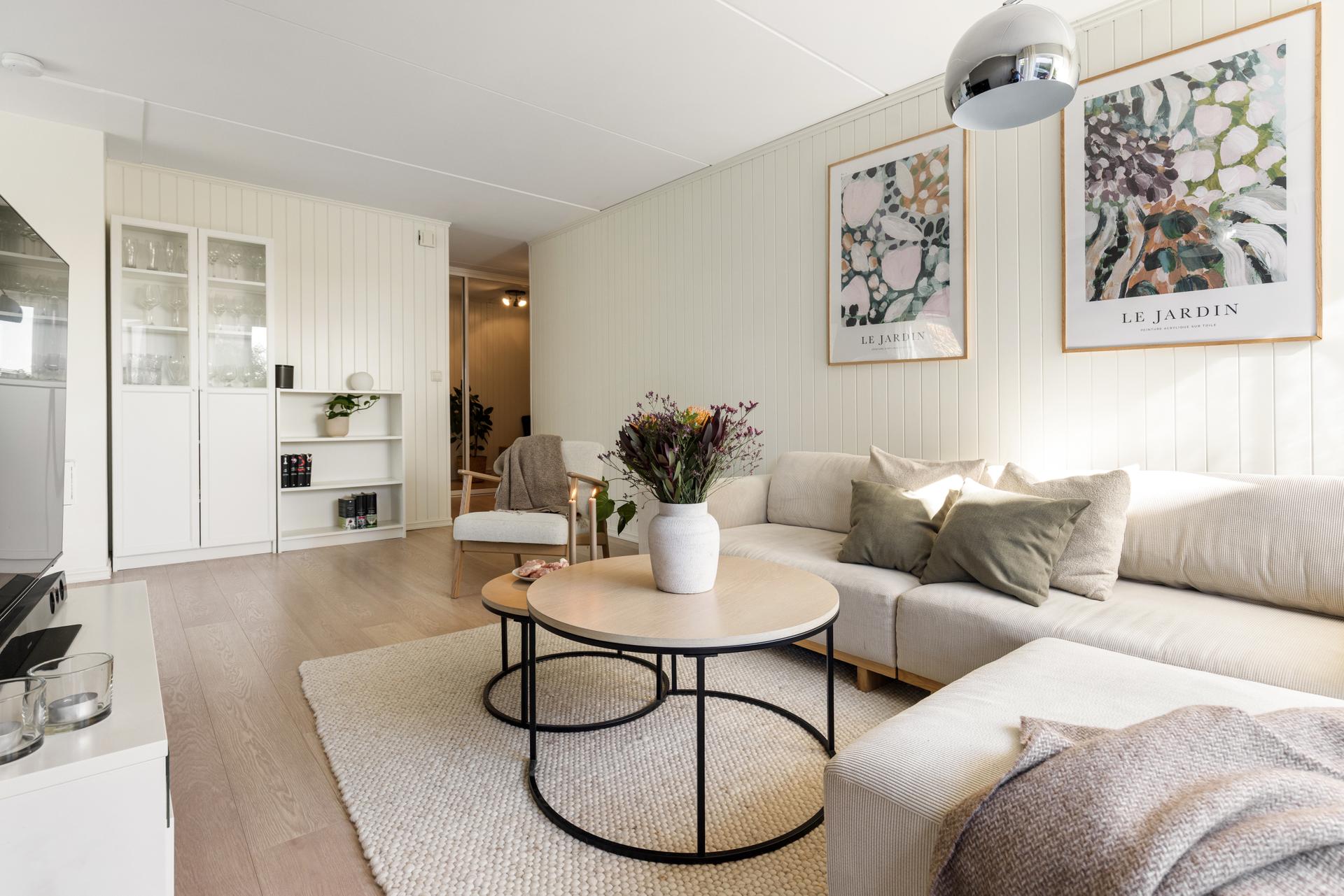 Velkommen til Tiurveien 1 presentert av Marius Inderhaug Østby! Foto: Carina Heier i Studio Oslo.. Bilde nummer 1 av 3