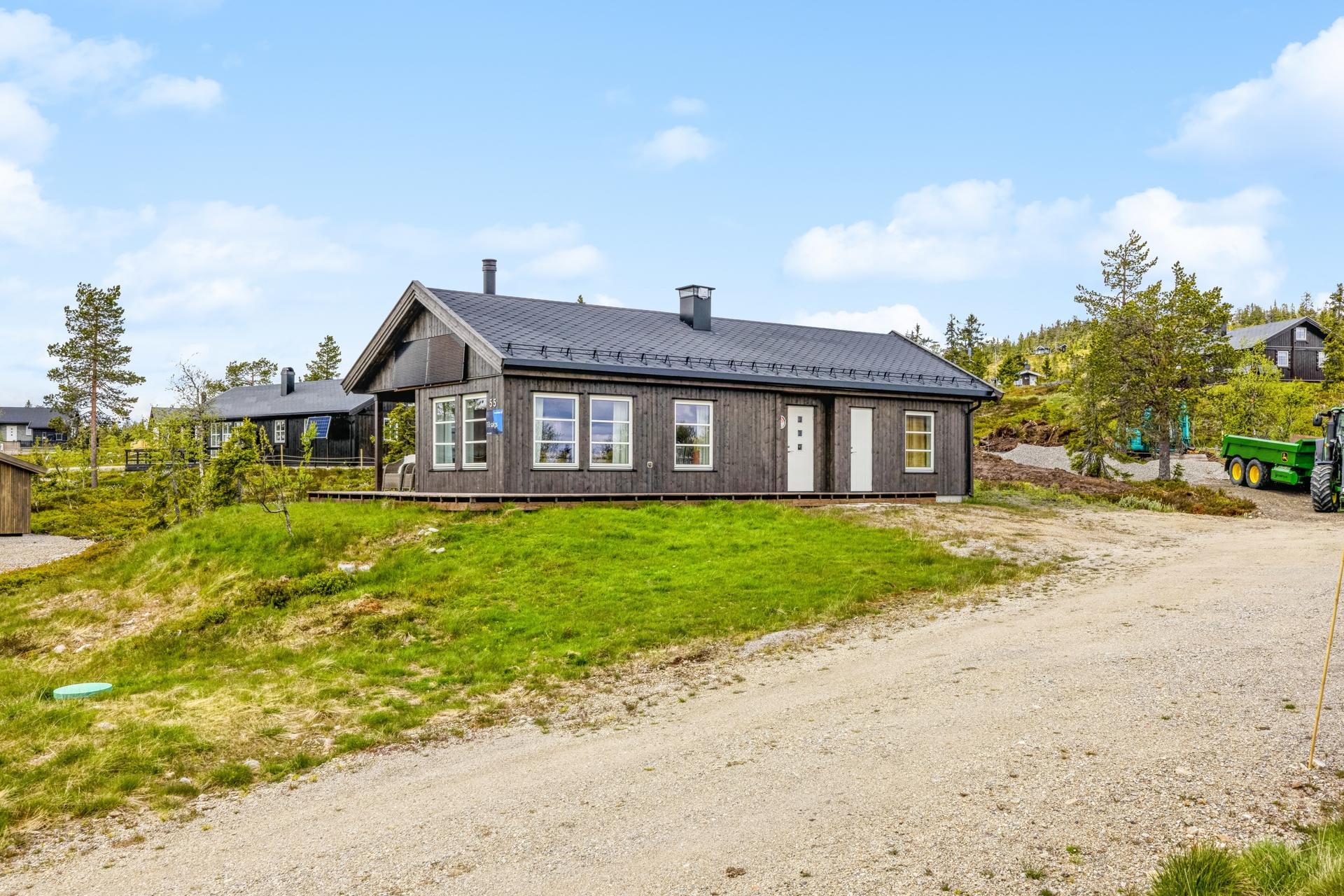 Flott familiehytte med meget god standard og beliggenhet på et lite høydedrag kun 30 min kjøring fra Hamar. . Bilde nummer 1 av 3