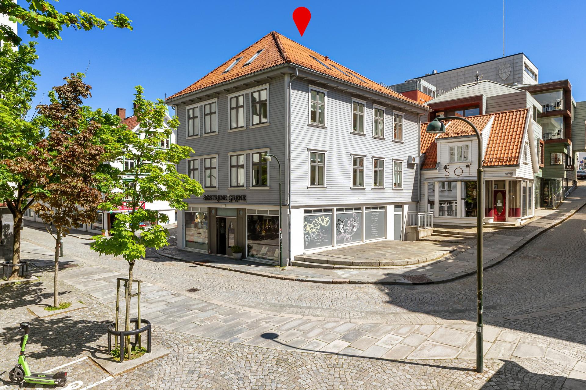 Meget sentral beliggenhet i hjerte av Stavanger sentrum, like ved Breiavannet og Domkirken.. Bilde nummer 2 av 3