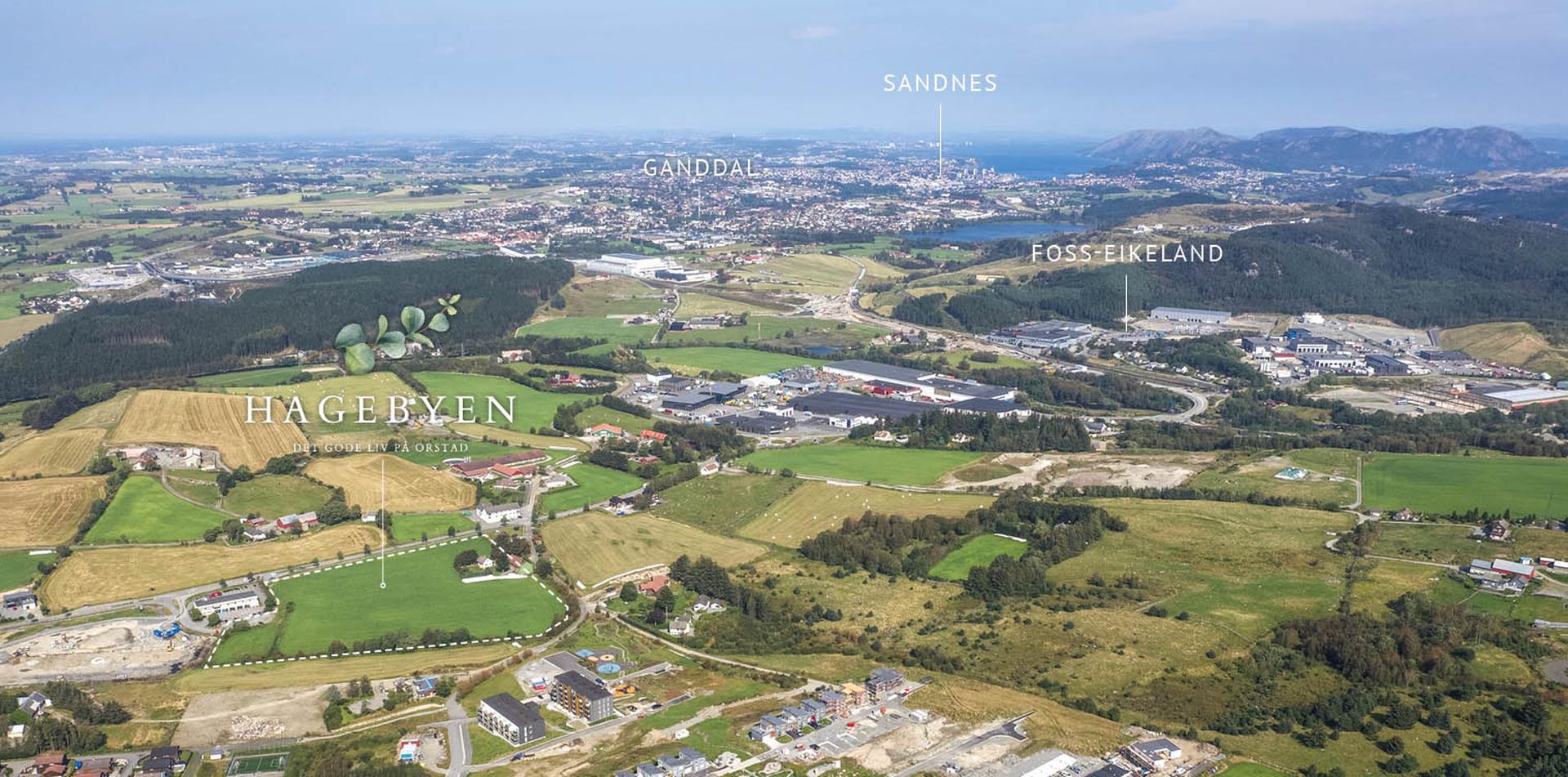 Hagebyen har en attraktiv beliggenhet på Orstad, omgitt av grønne jorder, beitemarker, trær og kanal. Her får du den gode følelsen av å bo landlig og fredelig, samtidig som hverdagens nødvendigheter ligger like i nærheten.. Bilde nummer 3 av 3