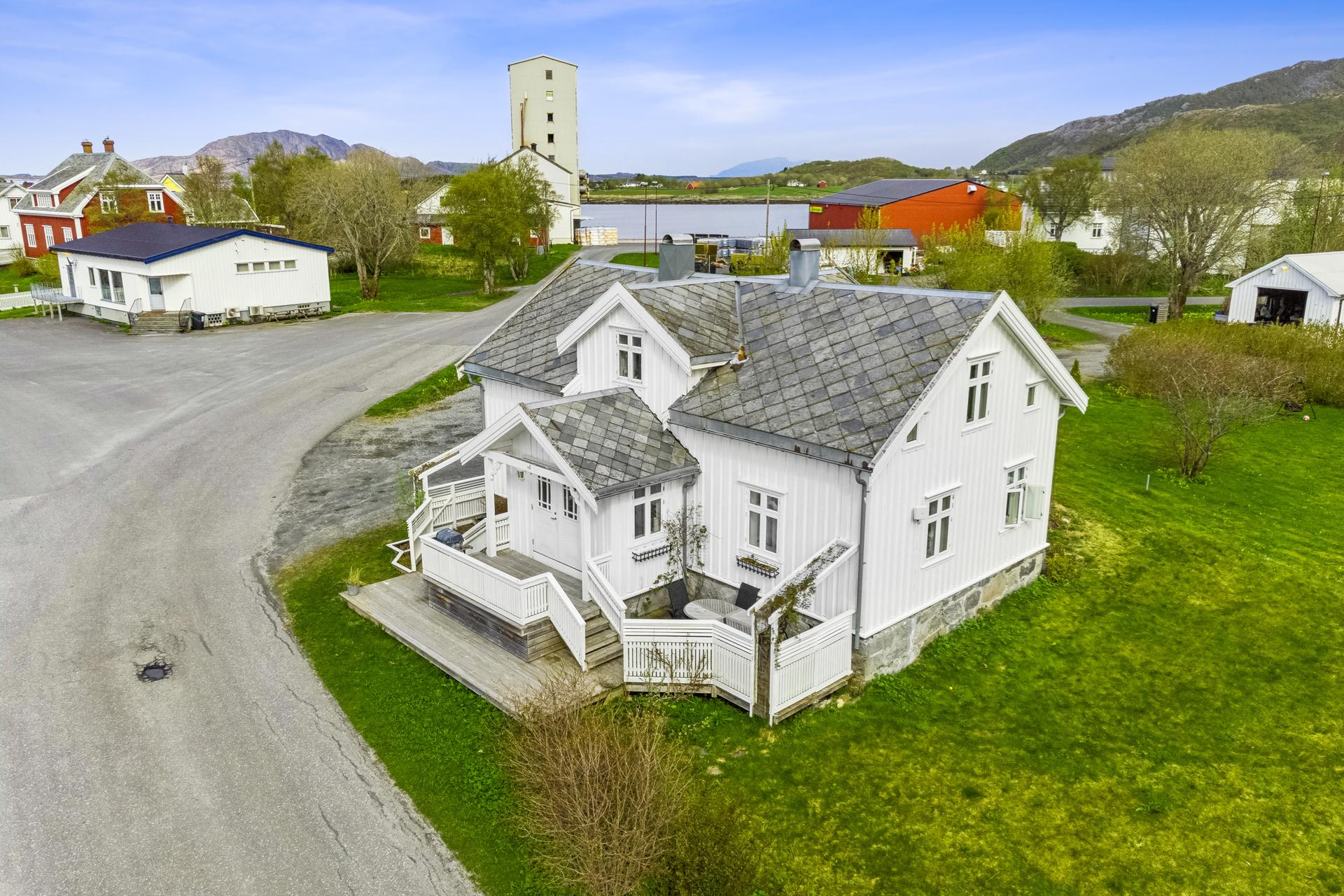 EiendomsMegler 1 presenterer Gamle Berg 5 - Enebolig m/naust og sjøtomt . Bilde nummer 1 av 3