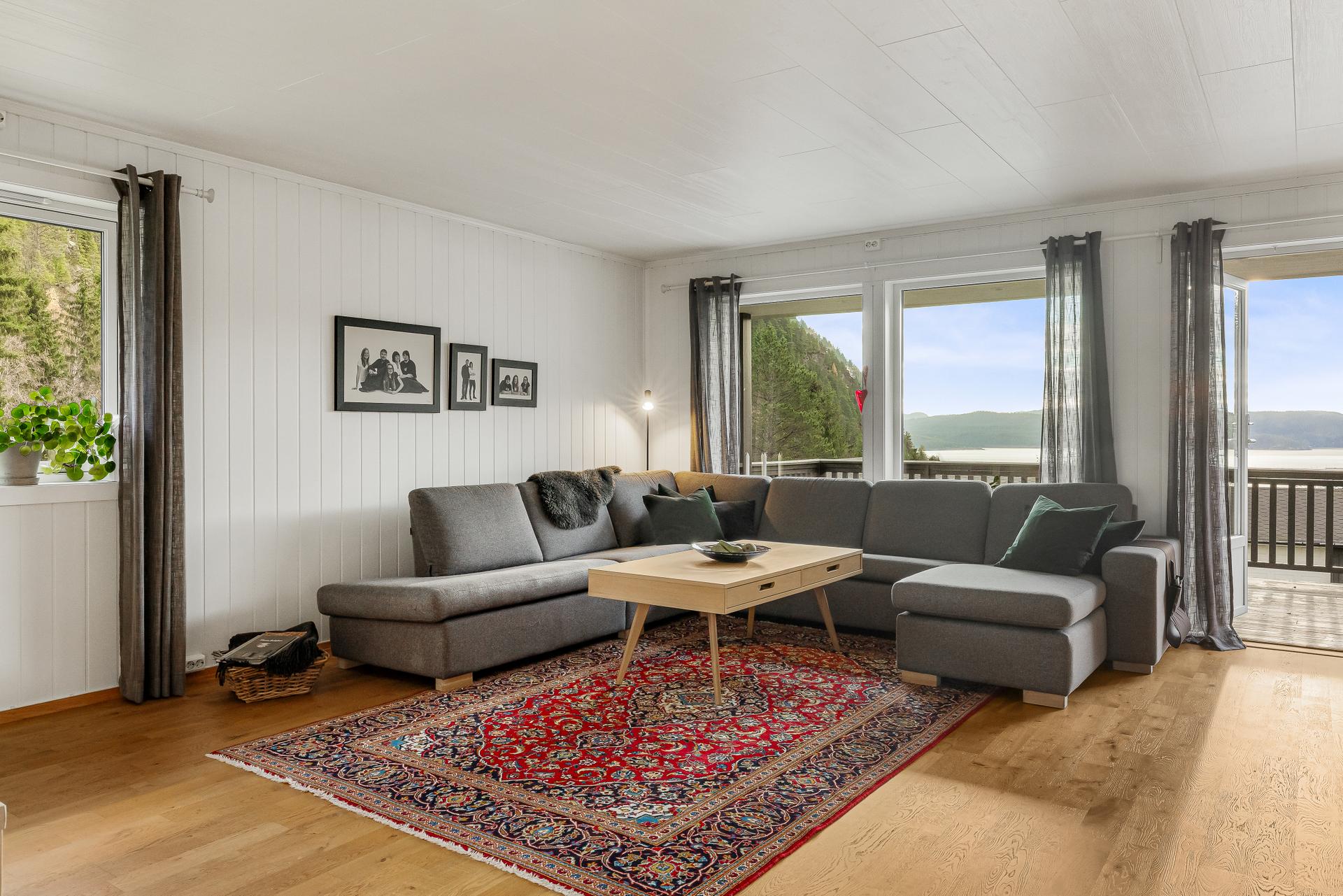 Romslig stue med fjordutsikt og direkte tilgang til koselig veranda . Bilde nummer 3 av 3