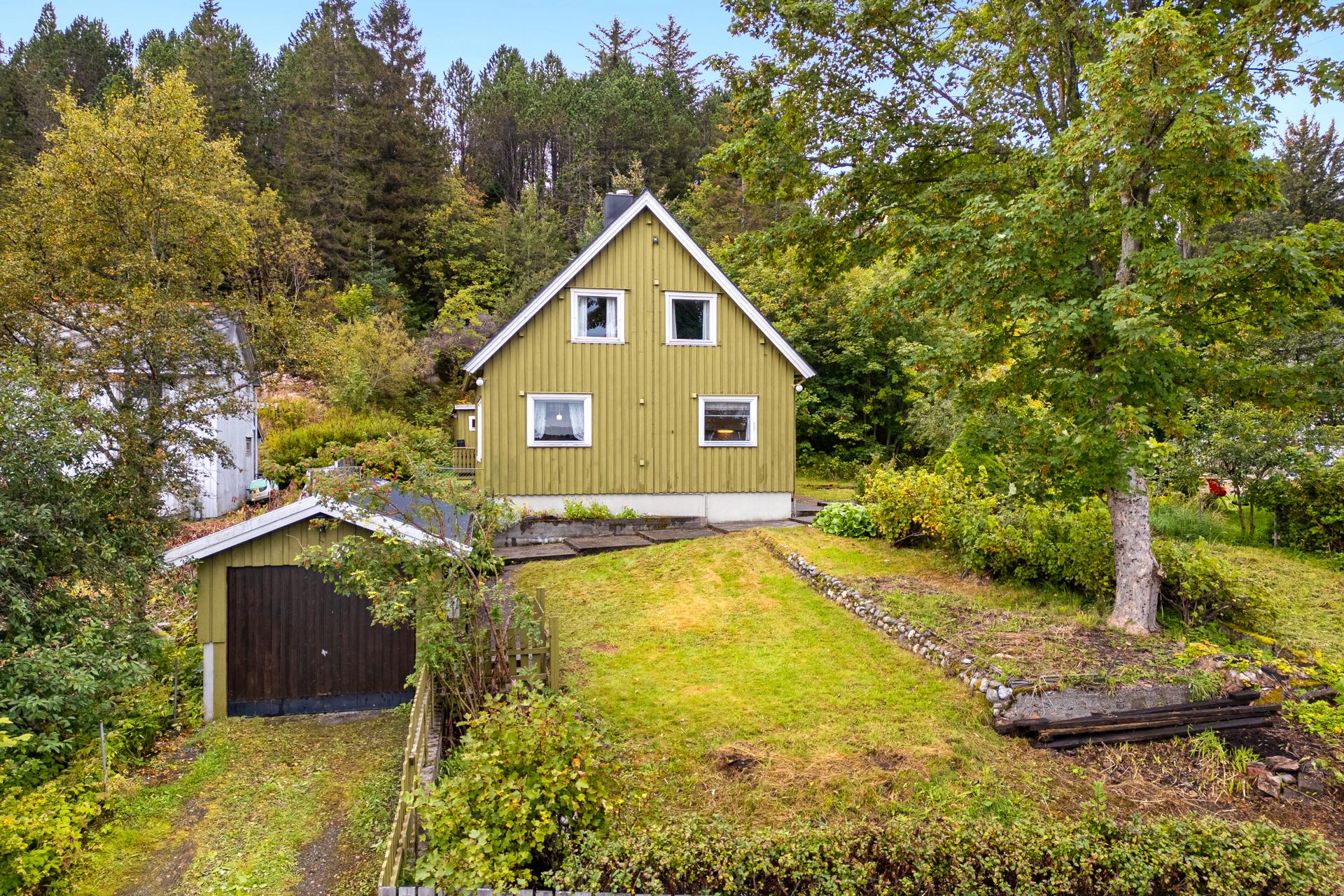 Enebolig over to plan med tradisjonell planløsning, frittliggende garasje og romslig tomt.. Bilde nummer 2 av 3