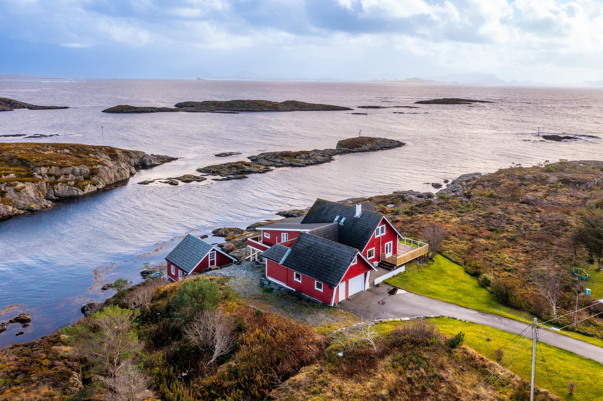 Bygningsmassen omfattar einebustad med samanbygd garasje og separat naust, og ligg med ei fantastisk plassering ved sjøen. Bilde nummer 2 av 3
