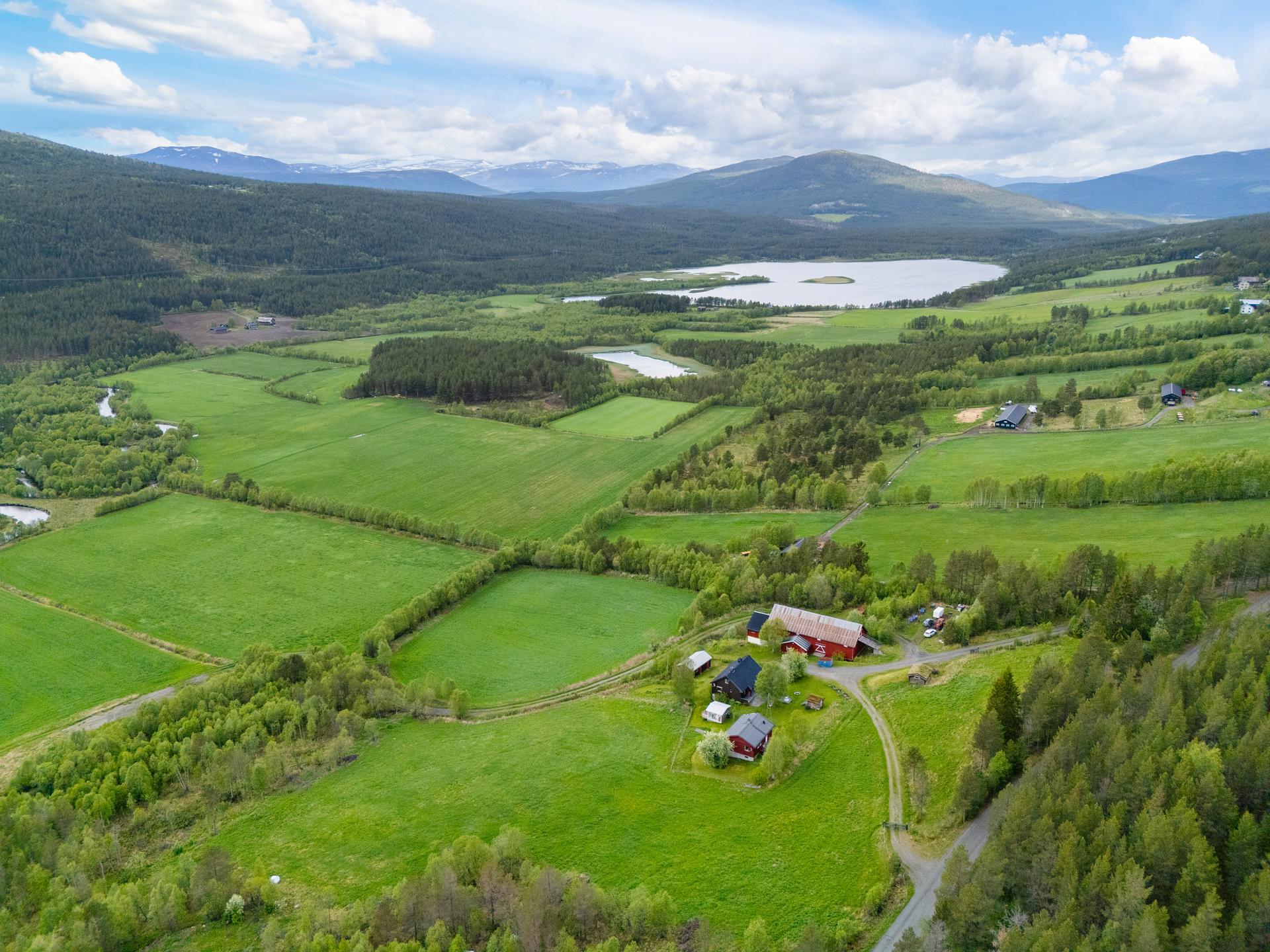 Eiendommen ligger i Murudalen i Sel kommune med vidstrakt utsikt over dalen og fjellene mot Jotunheimen.. Bilde nummer 3 av 3