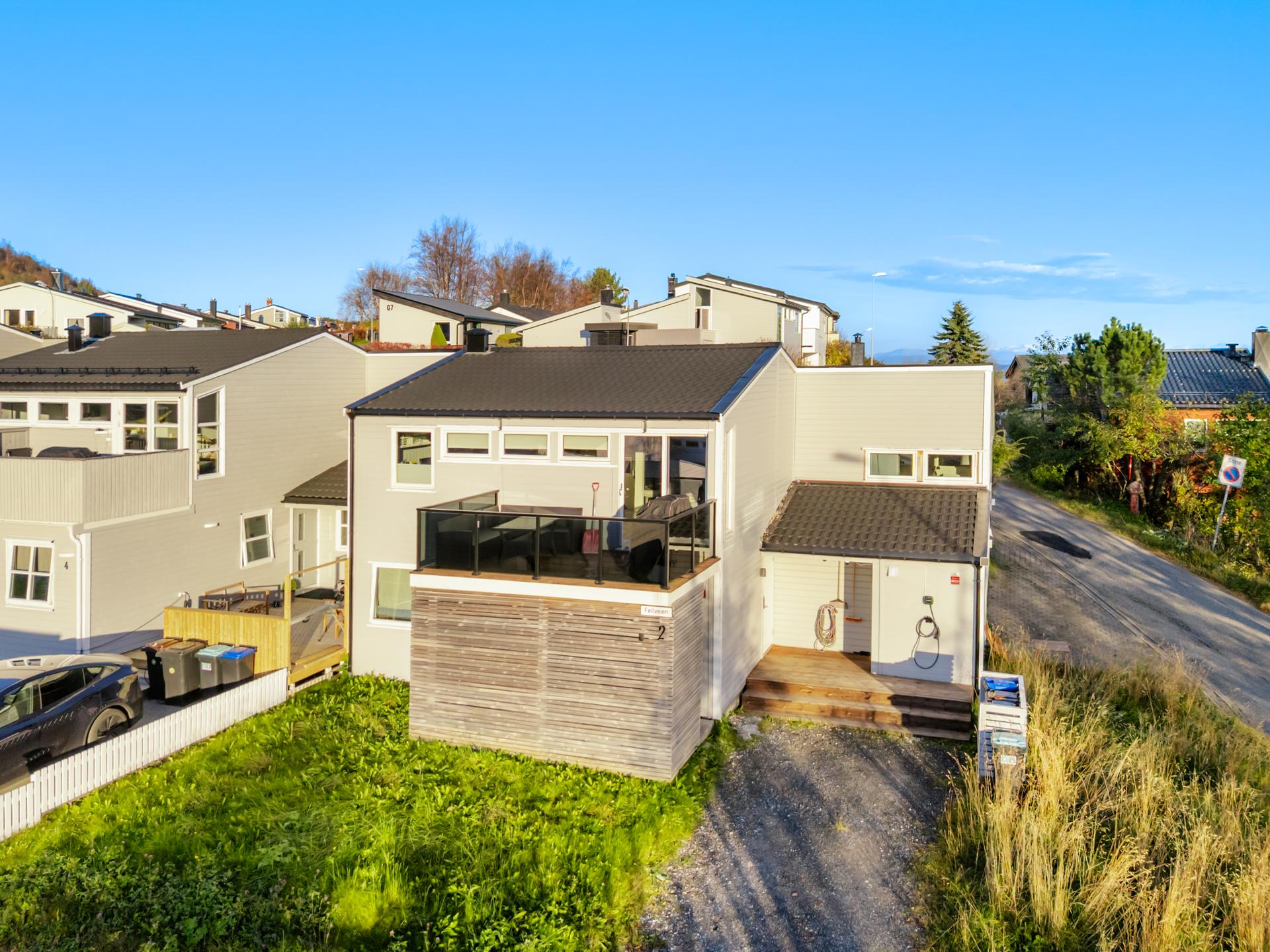 Velkommen til Føllveien 2! Flott enderekkehus på Hunstad. Foto: LEEL Media. Bilde nummer 1 av 3