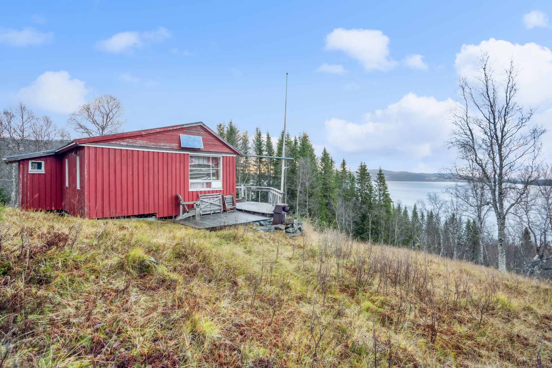 Det medfølger jakt-/fiskerett, rett til brensel, parkering og båtplass ved vannet.. Bilde nummer 2 av 3