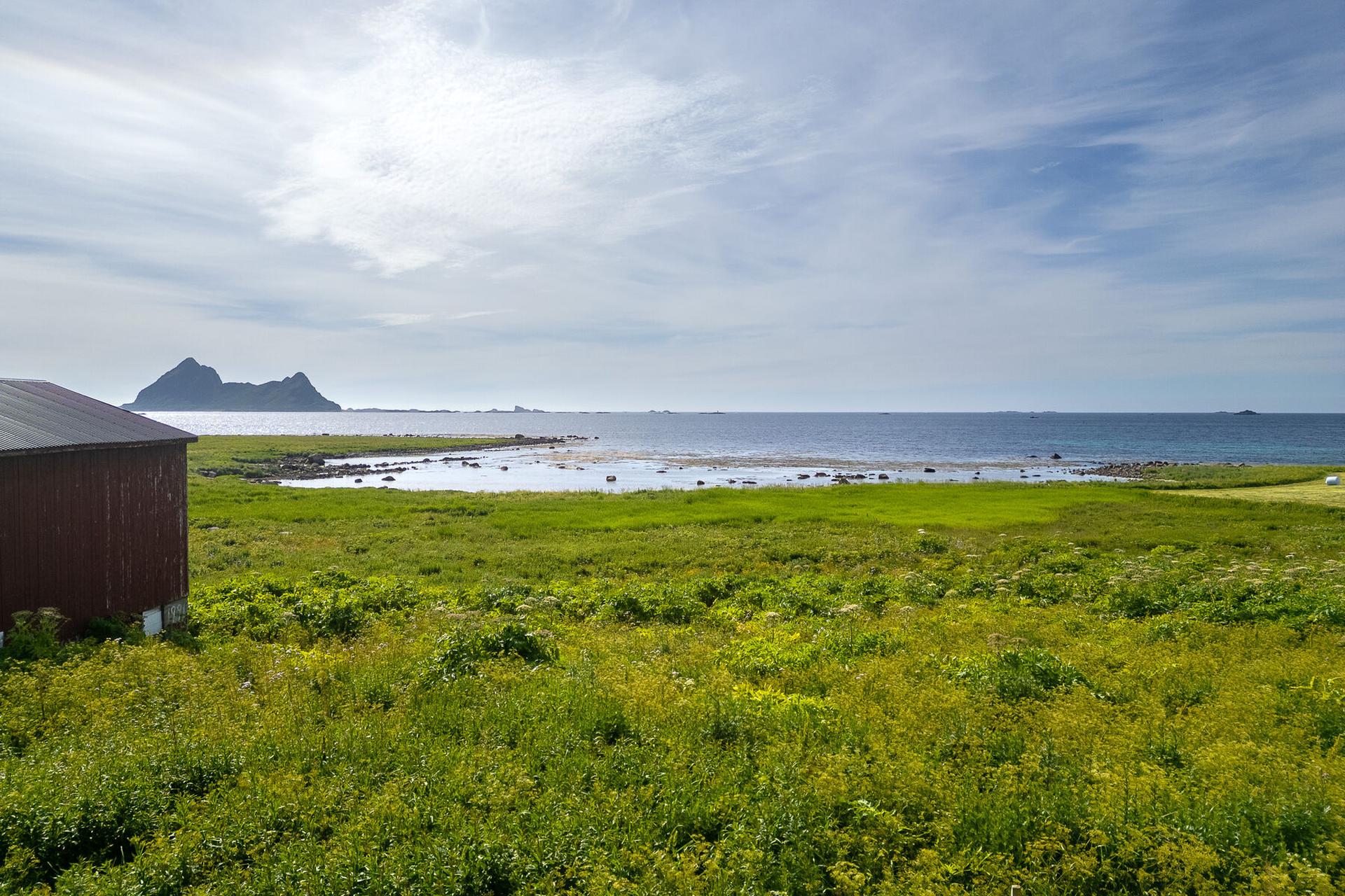 Eiendommen ligger i et åpent landskap med utsikt mot havet.. Bilde nummer 3 av 3