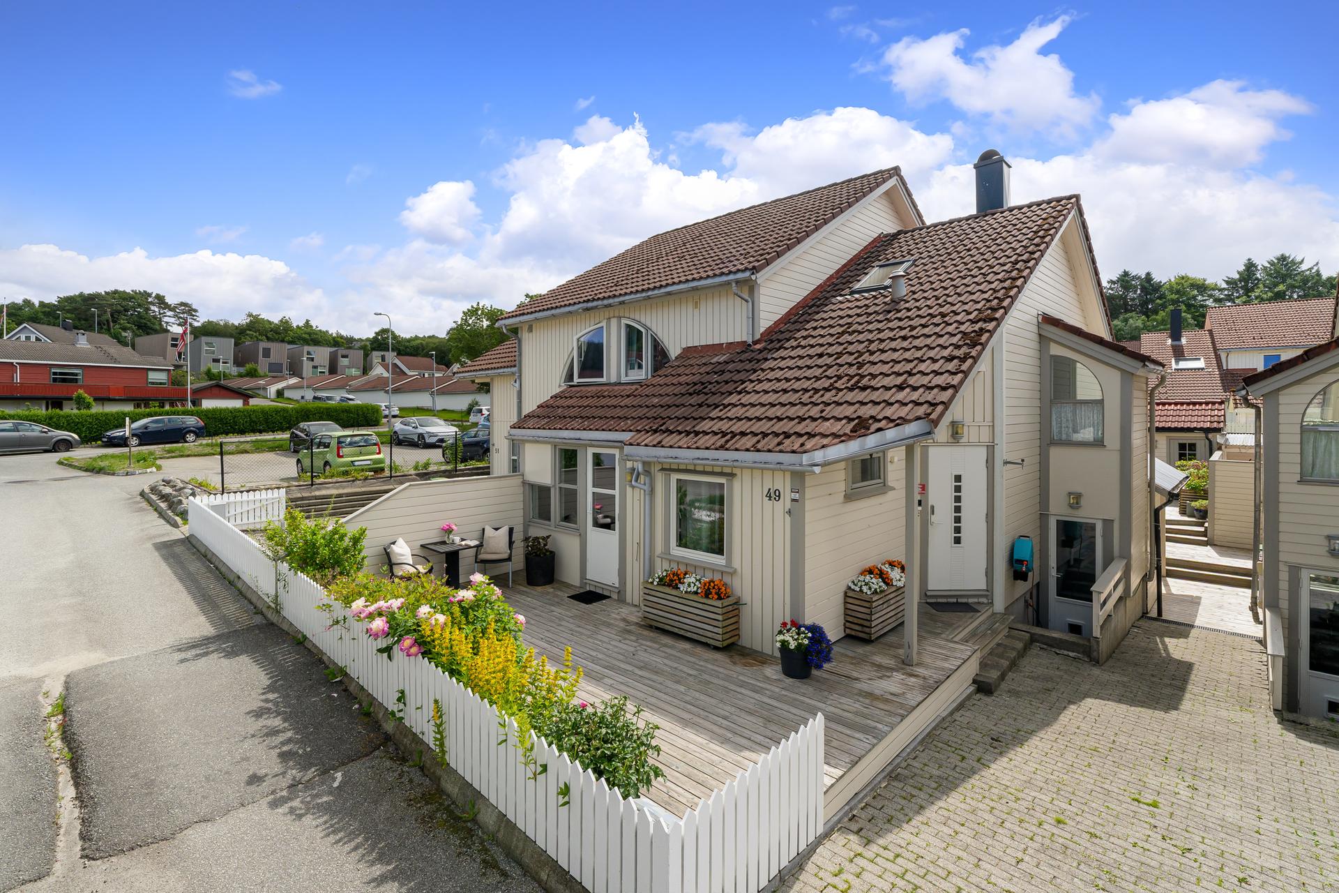 Velkommen til Grasmyrveien 49 - en innholdsrik familiebolig med attraktiv og barnevennlig beliggenhet! . Bilde nummer 2 av 3