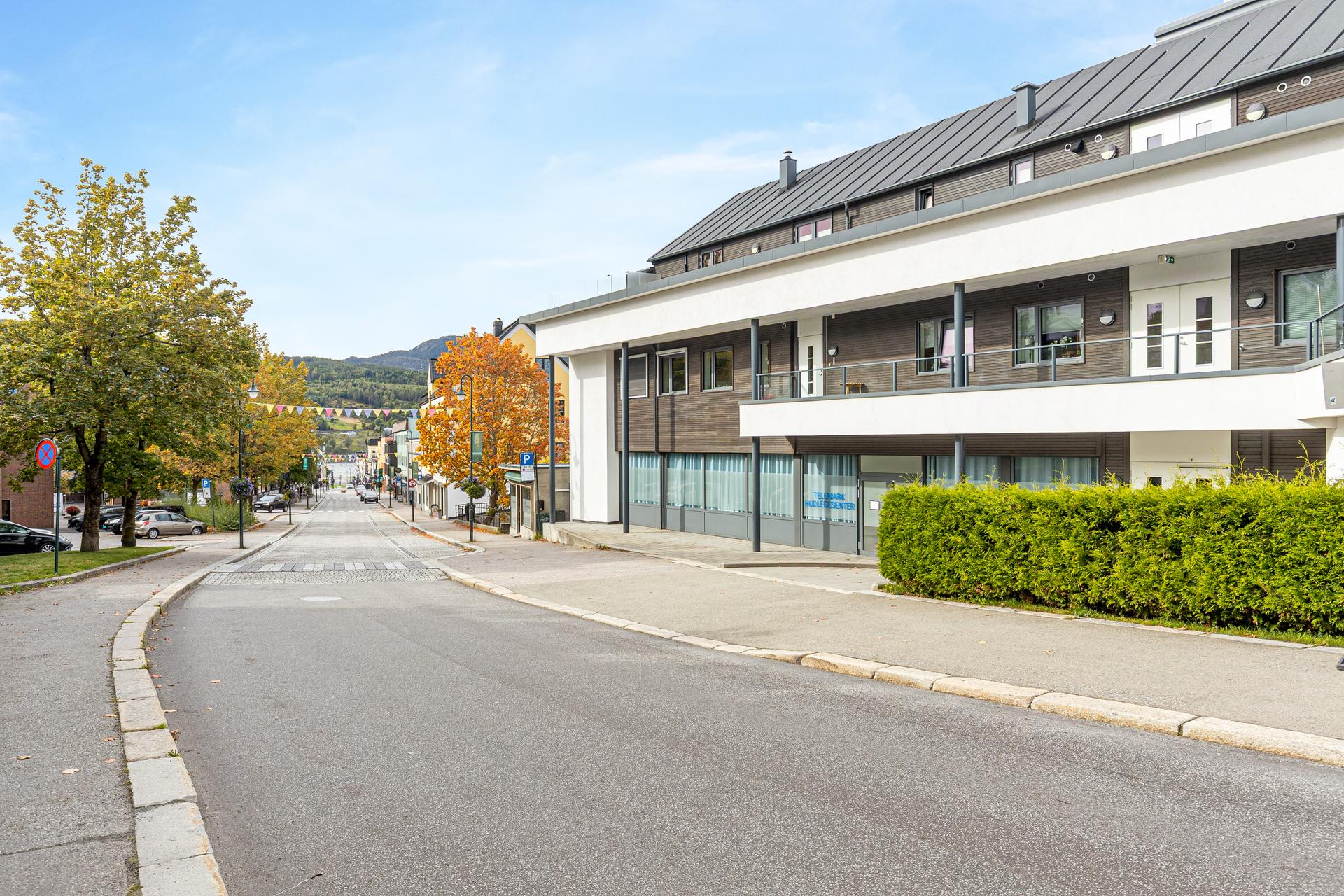 Helland Terrasse ble oppført i 2016 og har trappefri adkomst fra Storgata.. Bilde nummer 3 av 3