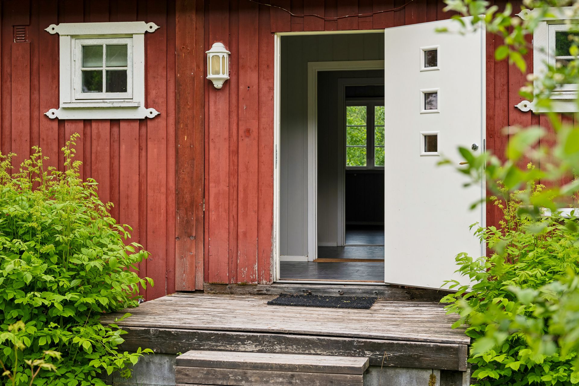 Inngangspartiet ønsker velkommen inn i boligen.. Bilde nummer 2 av 3