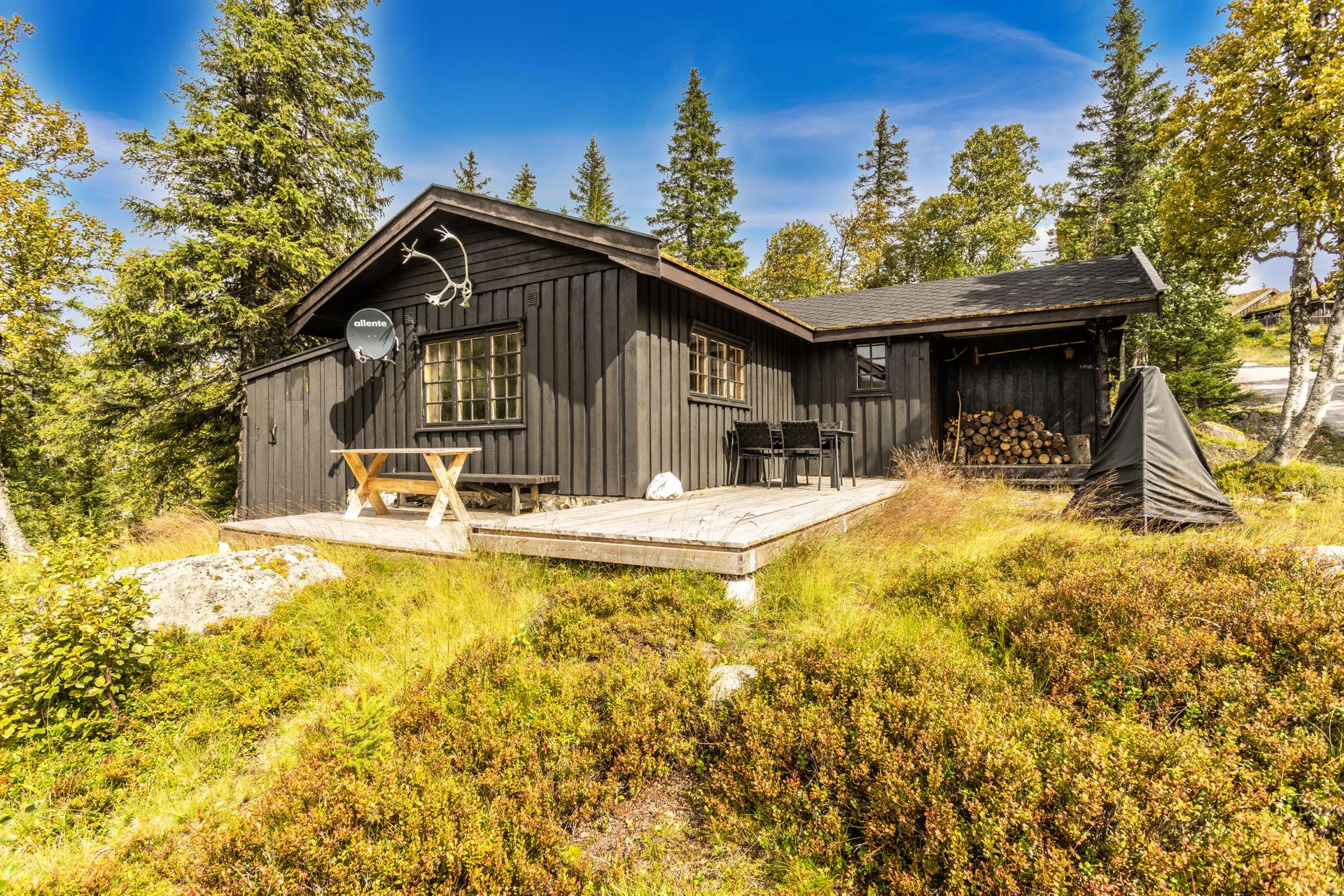 Eiendommen ligger meget fint til i naturskjønne omgivelser på Haglebu. . Bilde nummer 1 av 3