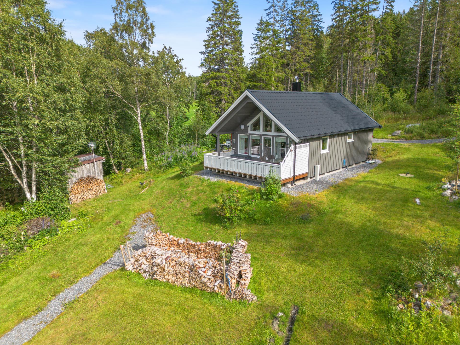 Innbydende fritidsbolig i vakre omgivelser ved sjøen i Leirvika, like ved Gryta i Namsos kommune. Bilde nummer 2 av 3